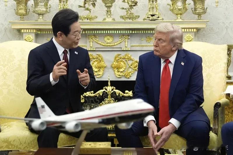 李在明将促成特朗普与金正恩会面

美国总统川普25日在白宫与南韩总统李在明会晤时