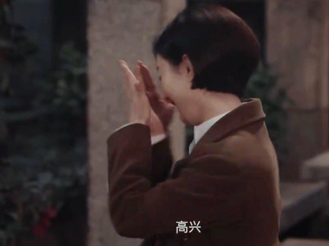 赵丽颖李秋萍害羞捂脸镜头赵丽颖、黄晓明新剧《小城大事》又有新物料了，就是说已经被