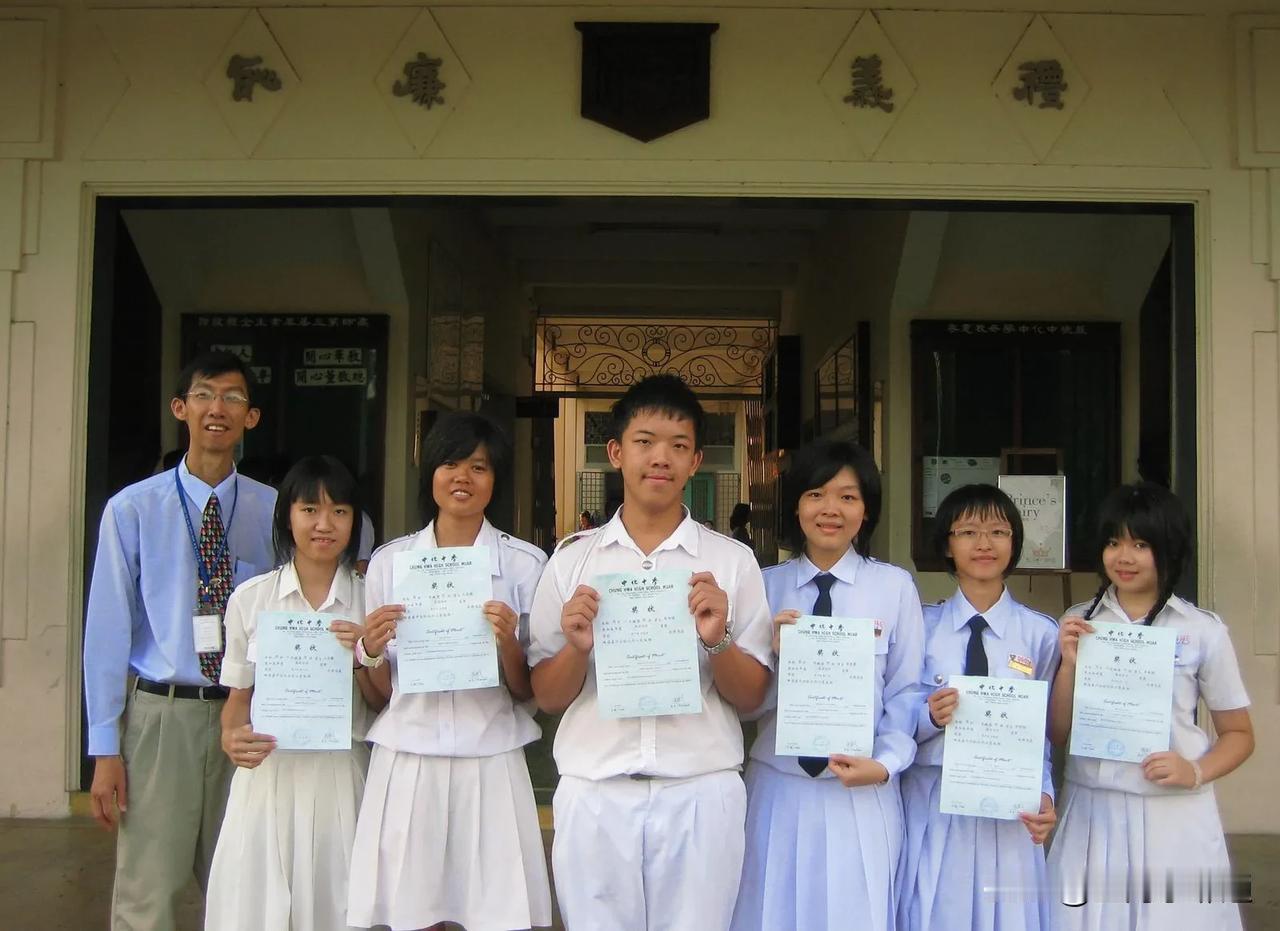 当新加坡舒舒服服地丢掉了中华文化，靠着流利的英语，得天独厚的地理位置，取得丰厚的