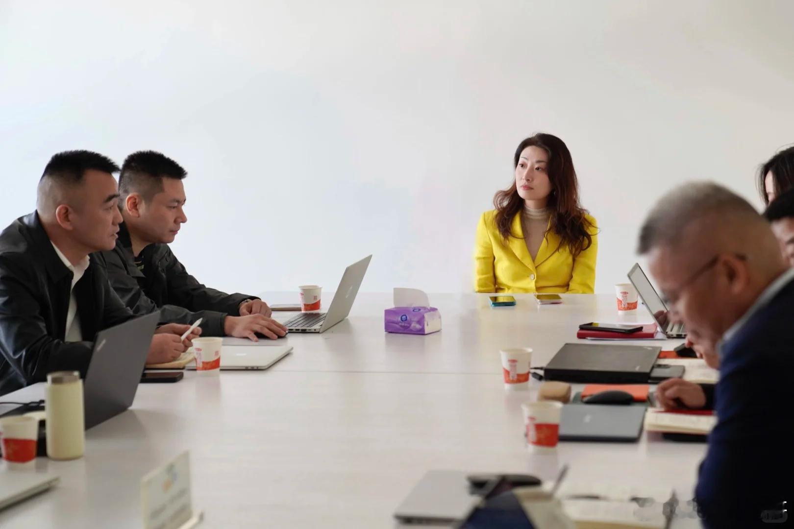 宗馥莉消失48天后再露面，身份从娃哈哈董事长变成了宏胜集团总裁，这波操作把“退一