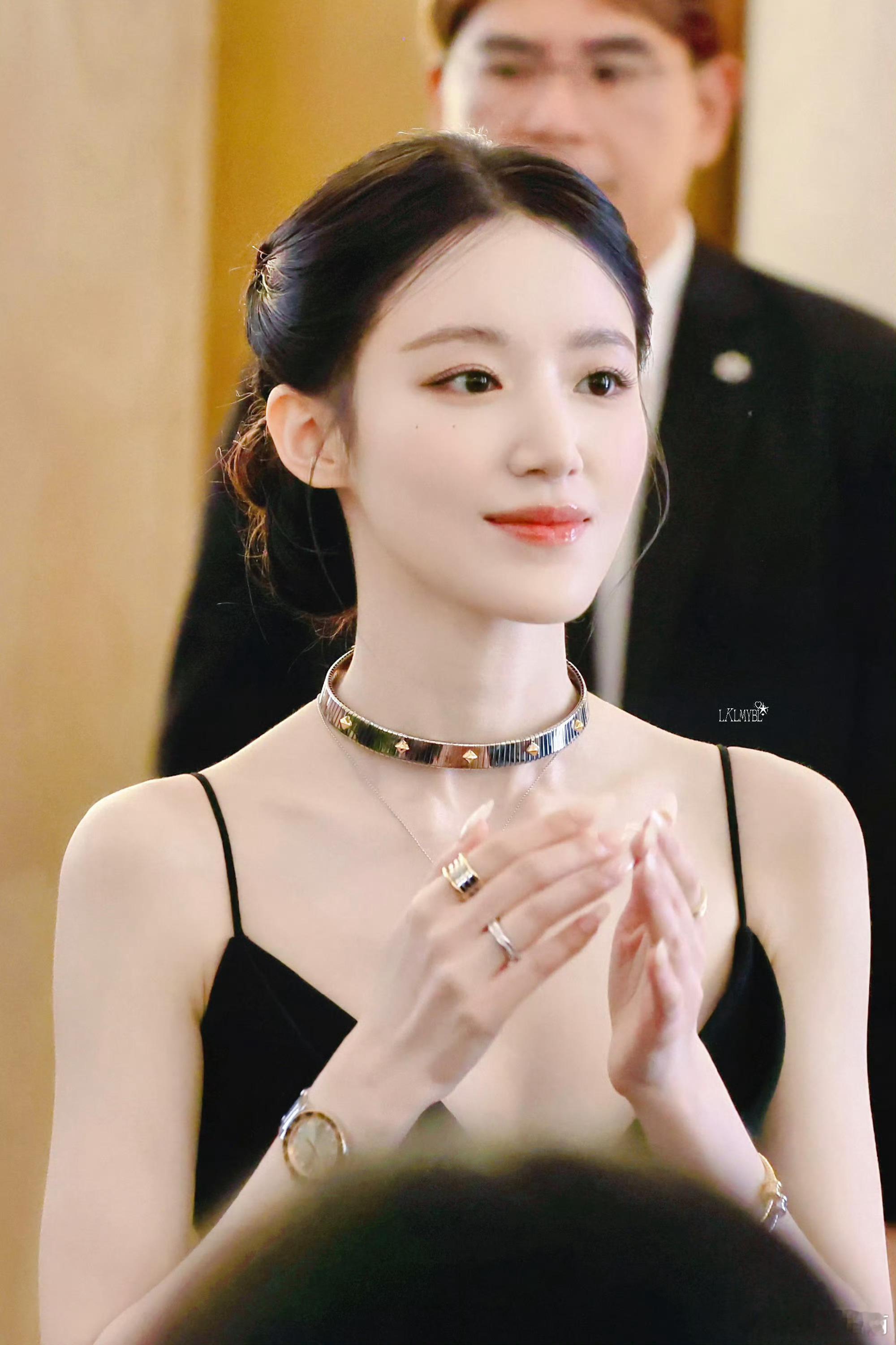 叶舒华宝格丽活动盘发造型太美了，新闻图和饭拍都好美