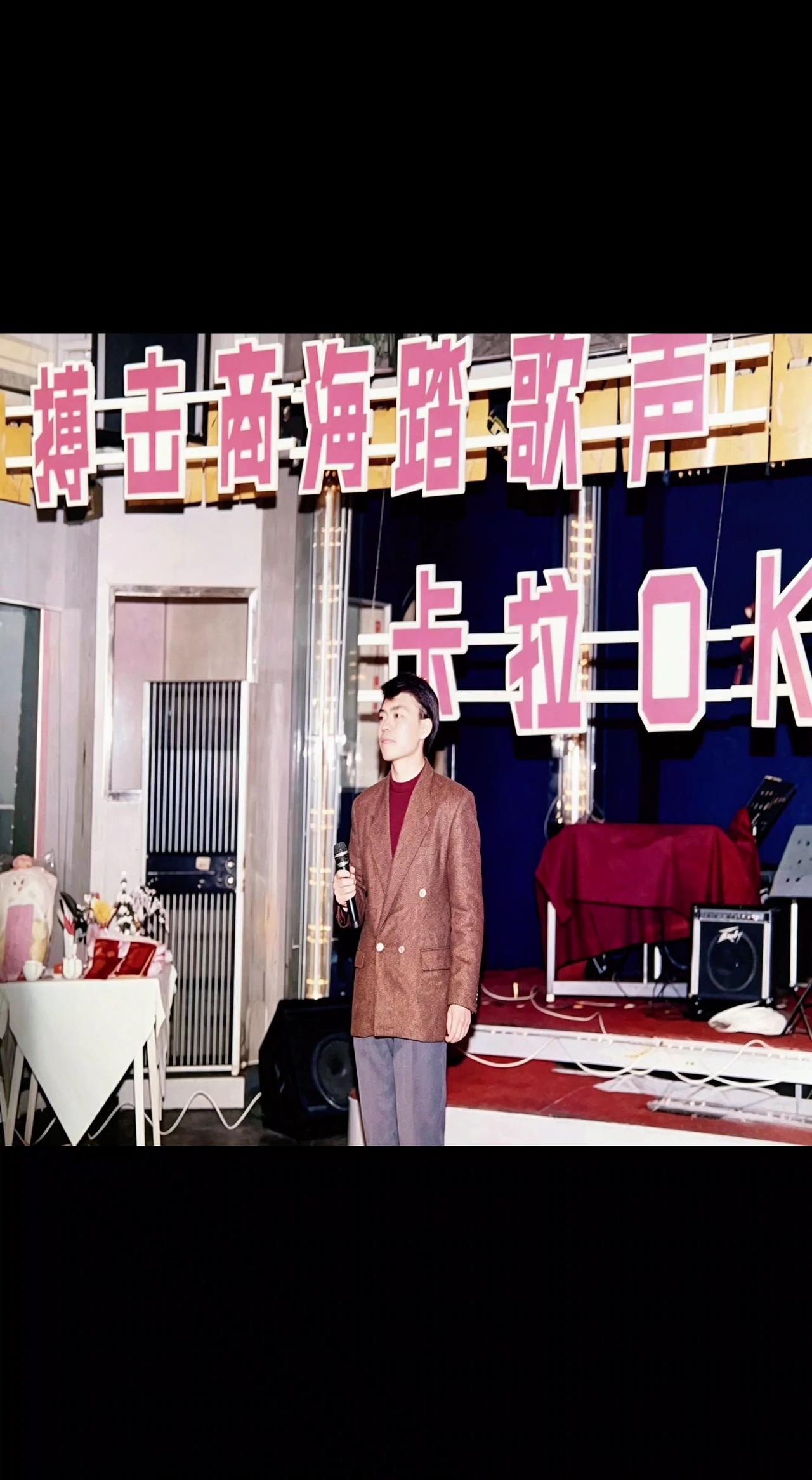 🎤聚光灯刺破夜色，话筒是他的船🚢。商海踏歌者，把日子唱成诗行✨。