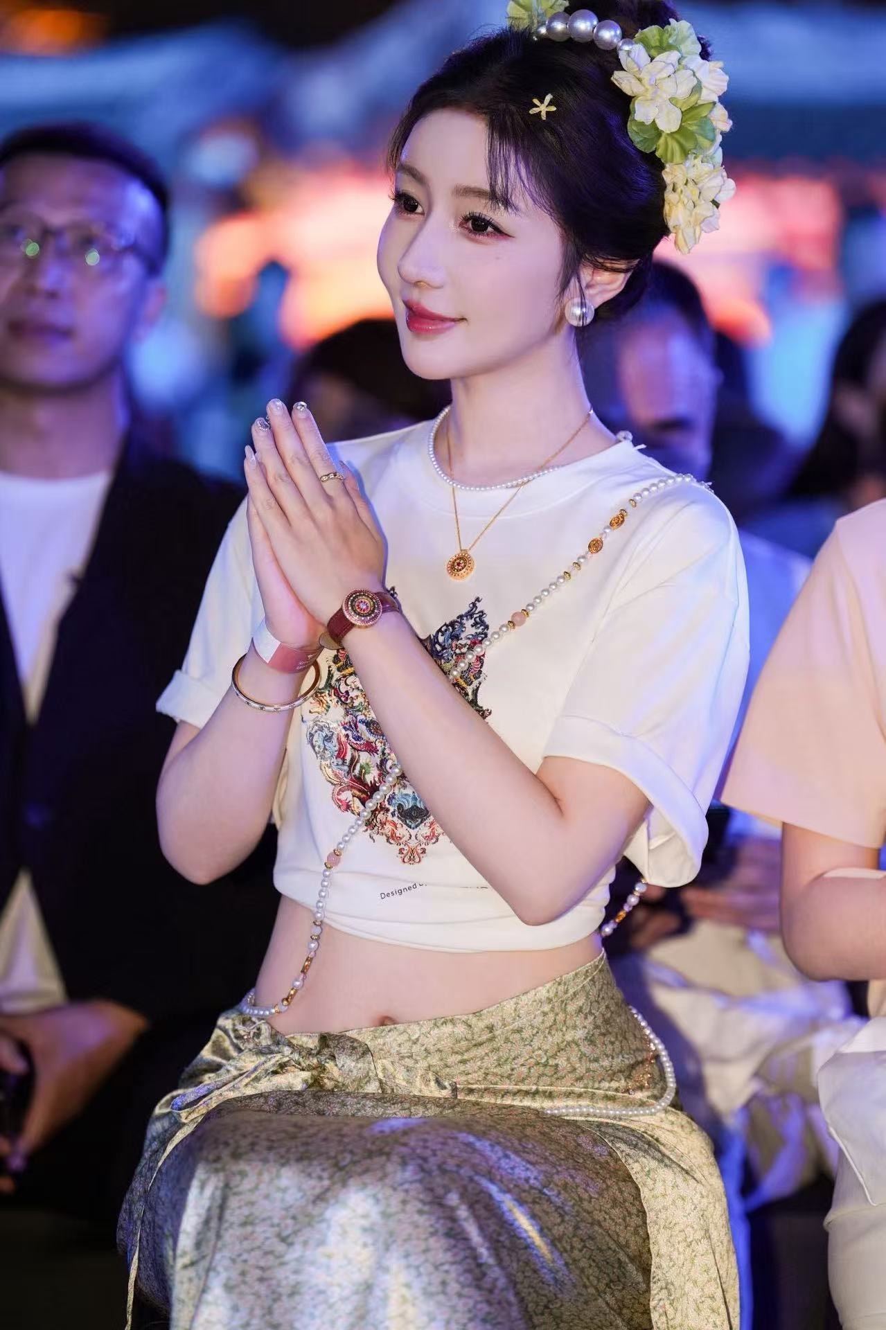 谁懂啊！当姜育恒在七匹狼2026新品发布大秀唱响《再回首》，瞬间把乡愁唱进了每个