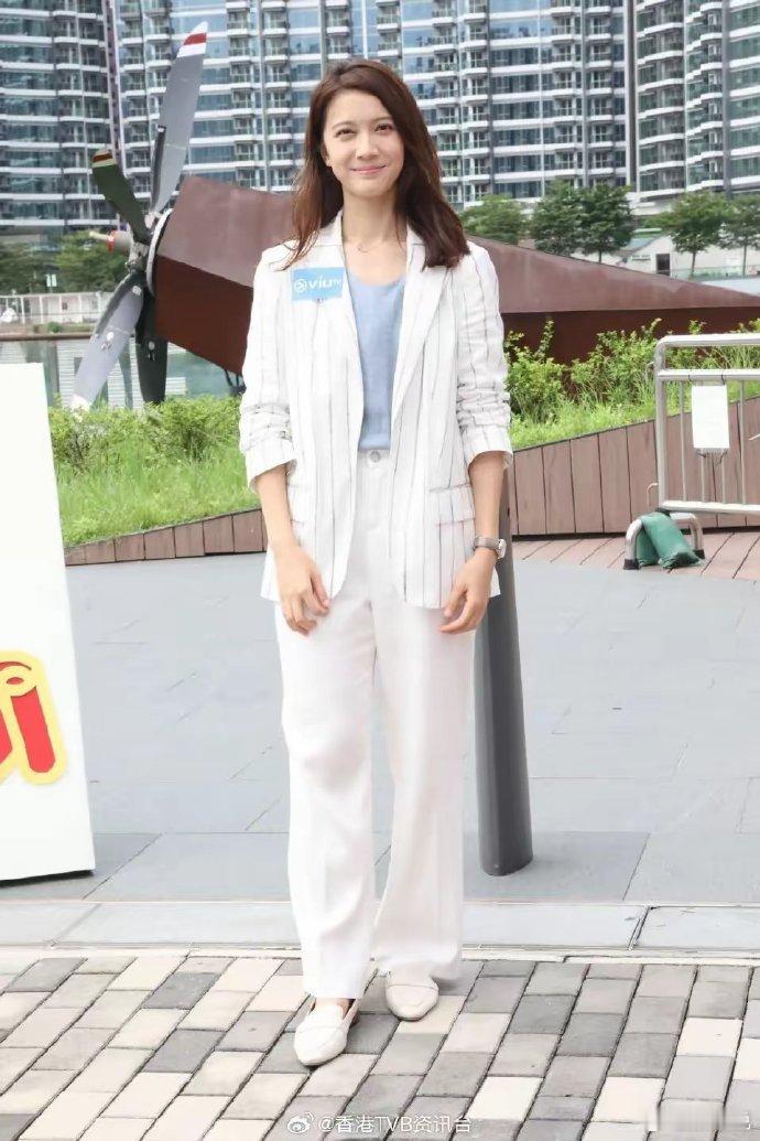 据说这女的给香港大富豪李泽楷生了一对龙凤胎？但是和梁洛施一样，没有结婚证 ​​​