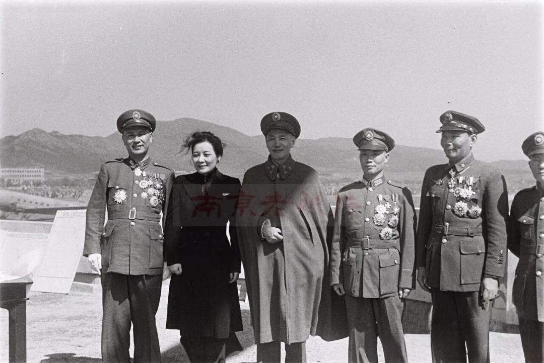 1946年10月10日，南京明故宫伞兵演习