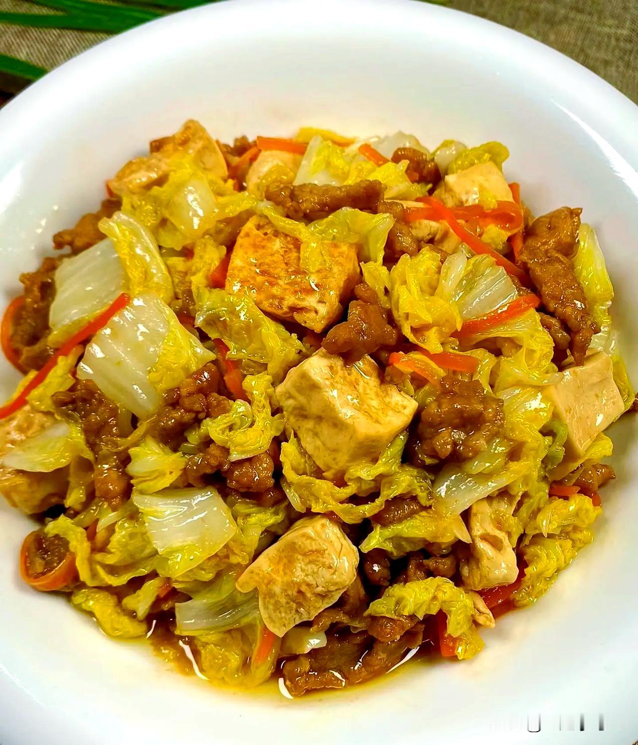豆腐富含蛋白质，白菜富含维生素和膳食纤维，两者搭配营养丰富。
从口感上说，白菜清