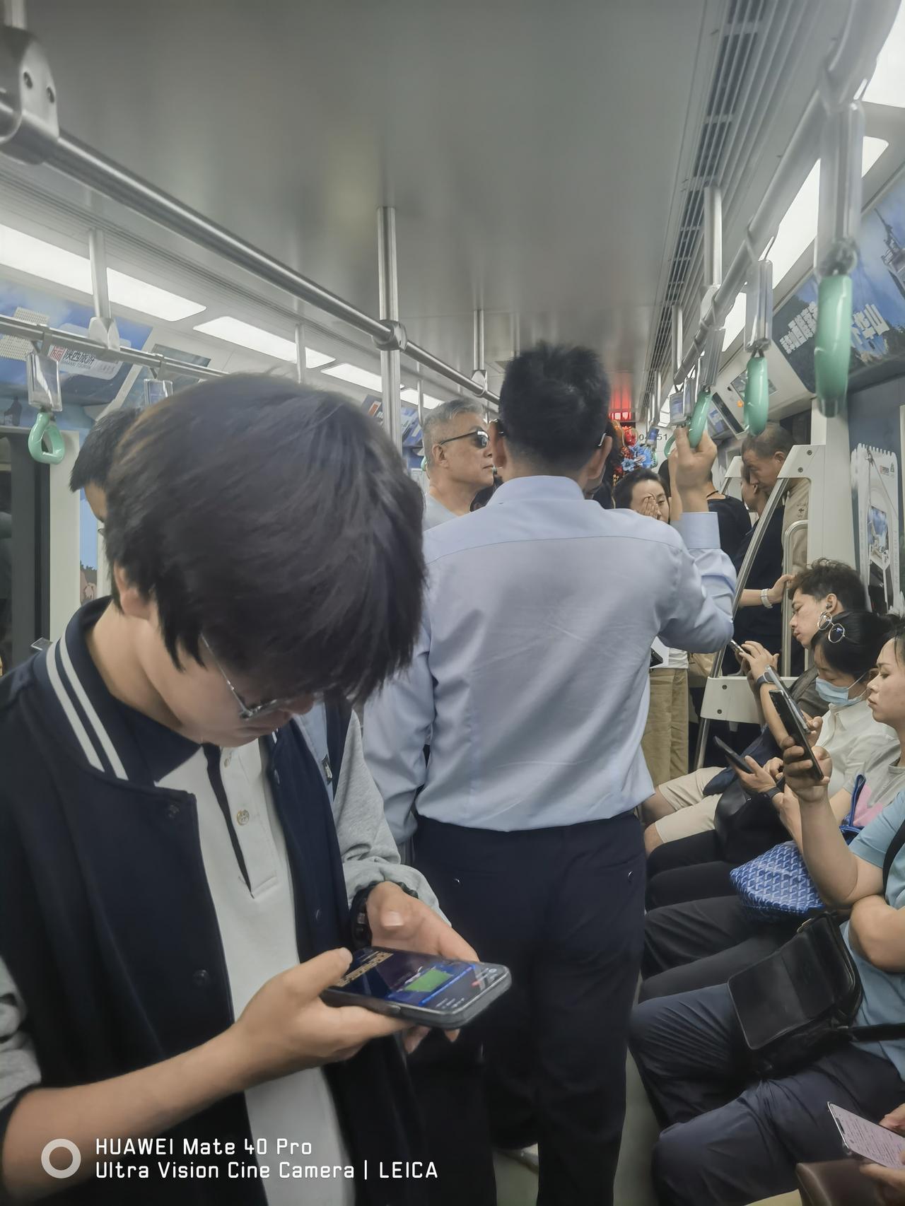 快讯！西安地铁客流量之火爆，每日运送450万人是你想象不到的！请看图体会！今天周