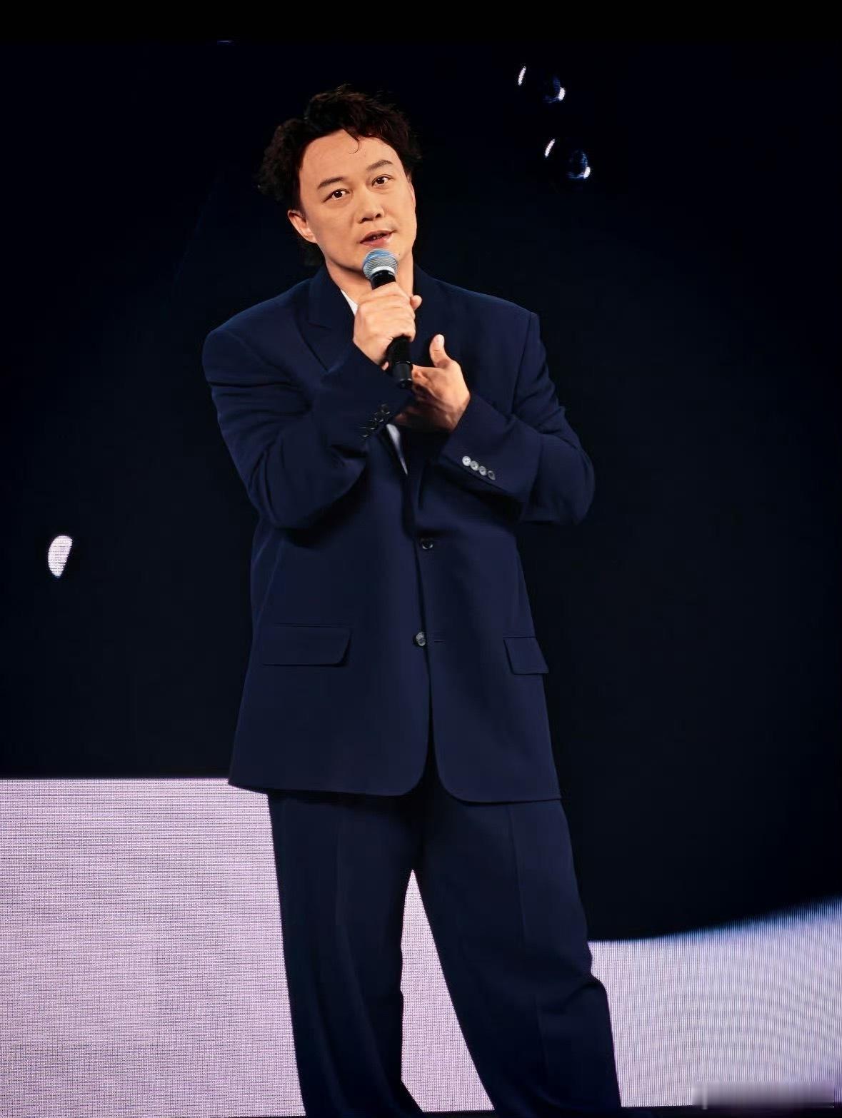 陈奕迅又回春了陈奕迅还是帅的，越老越有味道嘿嘿，《K歌之王》也很好听呦，陈奕迅 