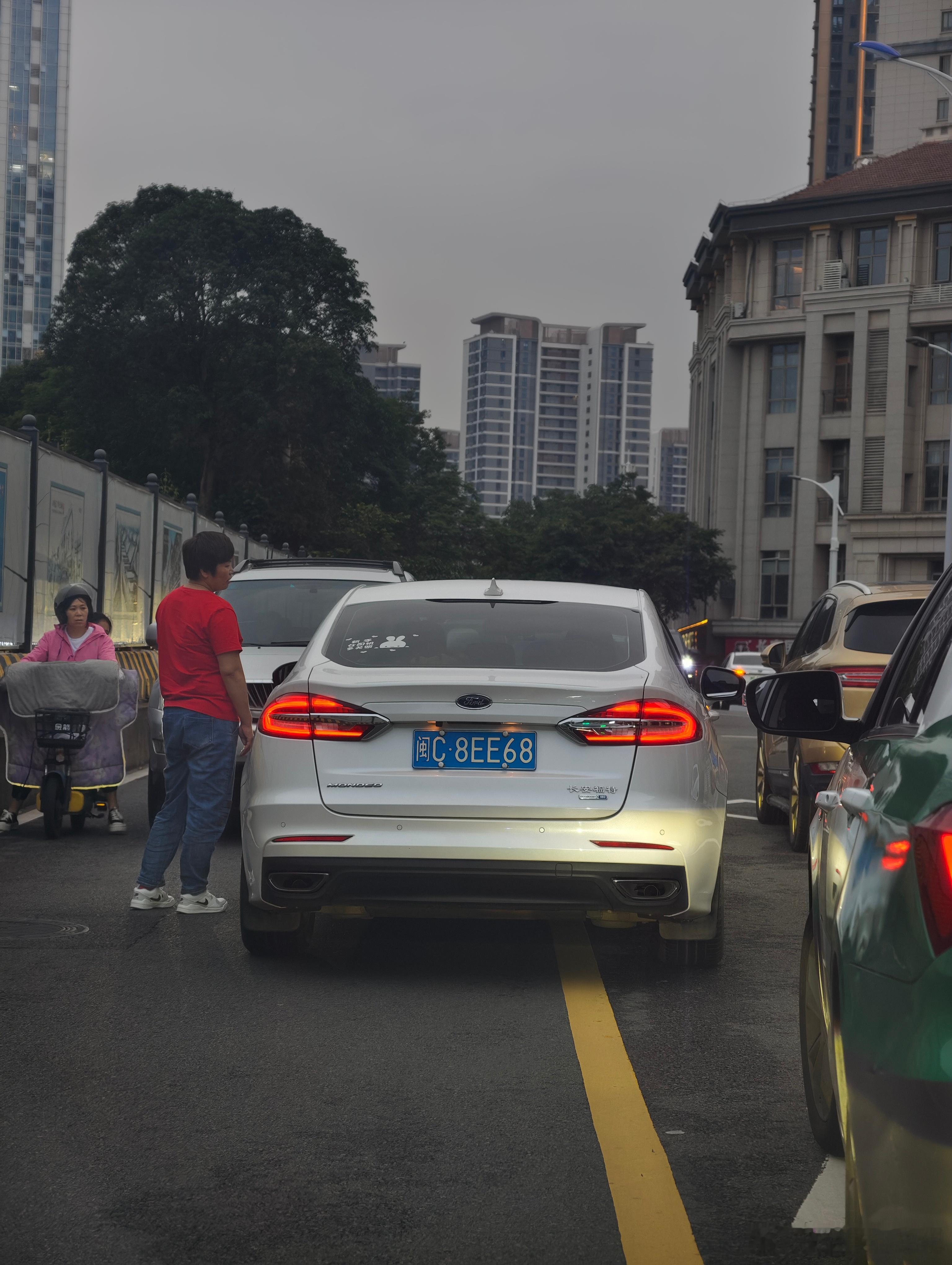 路边有违章停车，结果这蒙迪欧不让RX也不让，堵住了，害得这的士大姐下车跟蒙迪欧的