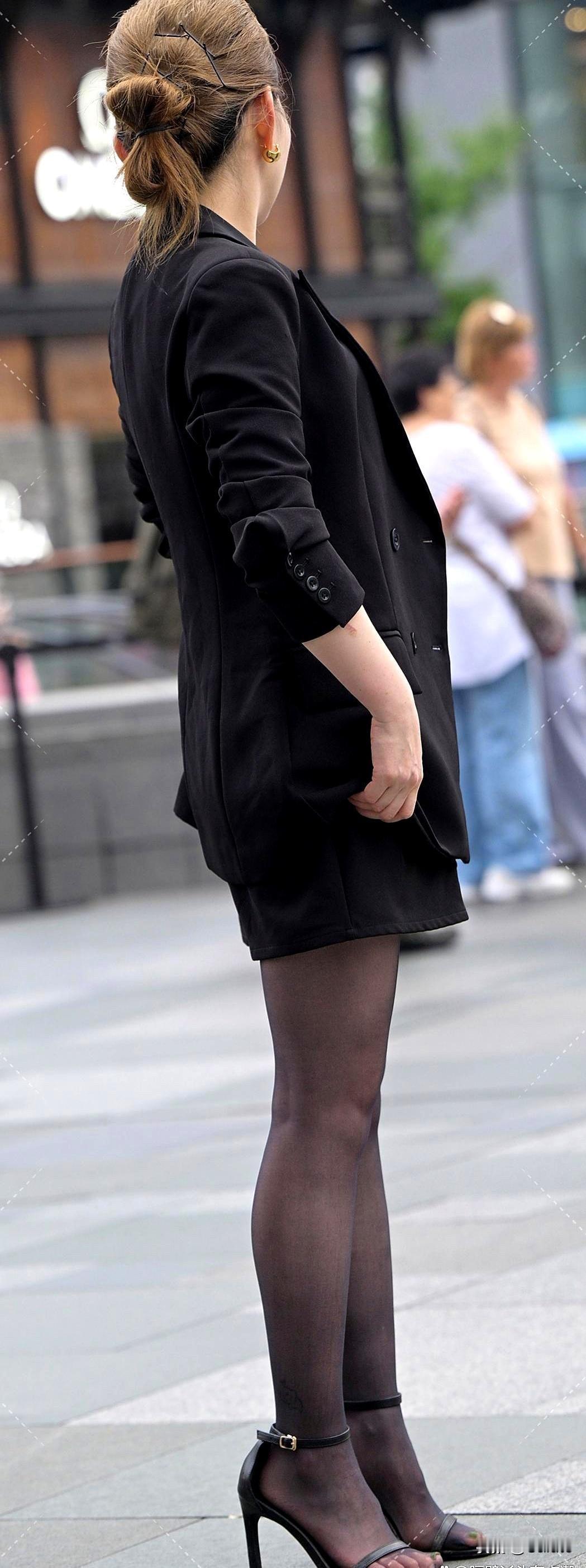 都市女郎的时尚穿搭，黑色西装搭配高跟鞋，自信满满！