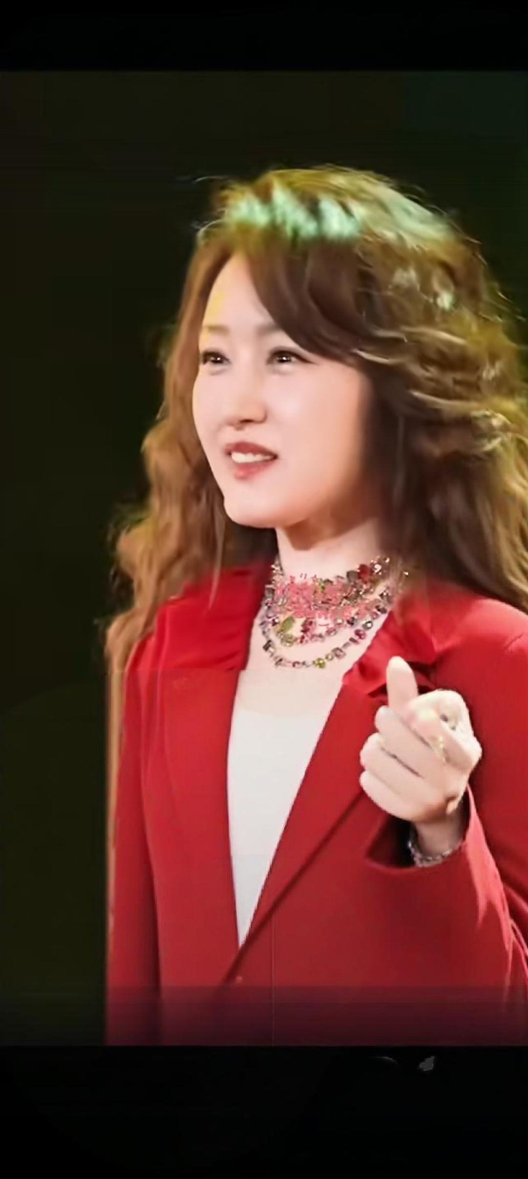 杨钰莹小姐姐美不美？

刚才听了杨钰莹的《茶山情歌》情歌真好听！

人美歌甜用在