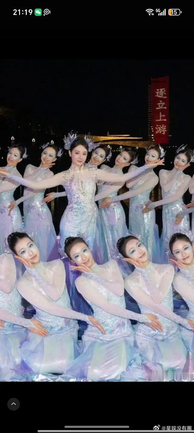 热巴的春晚镜头 怎么感觉肿肿的