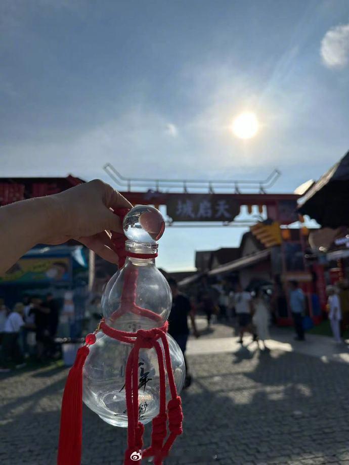 #百里东君酒馆开到青岛# 好震惊，听说百里东君 把酒馆开到青岛了？是不是还要和青