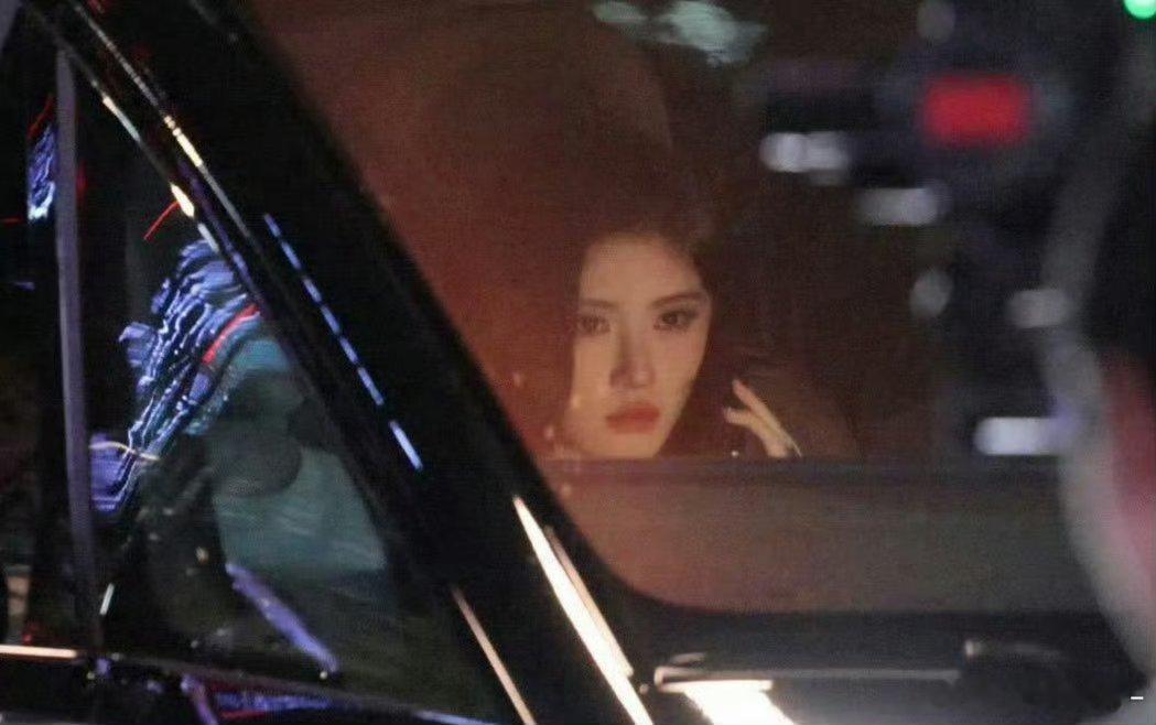 鞠婧祎 jjy鞠婧祎阿黛jjy鞠婧祎来战“皎皎明月照大地 朵朵玫瑰赠予你” 