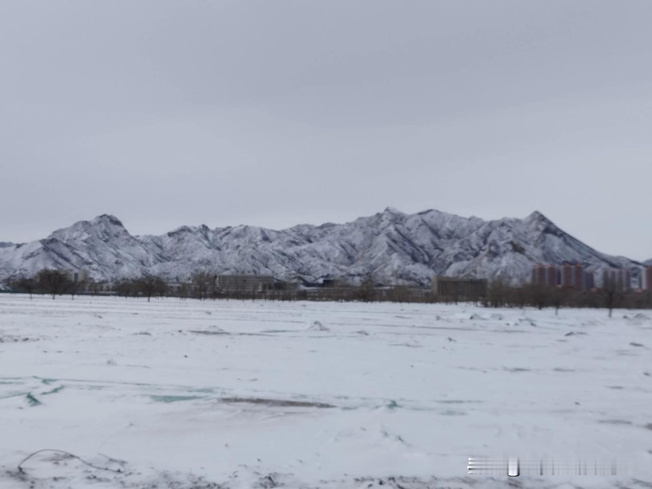 上联：寒山远上风吹雪
下联：