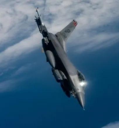 美国又被胡塞武装暴揍了一顿！胡塞导弹与一架美军战机几乎是擦肩而过，这名飞行员依靠