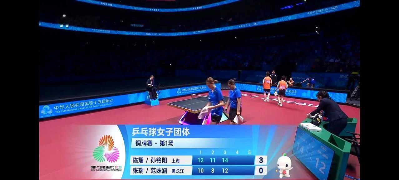 上海队3比0横扫黑龙江，稳稳拿下全锦赛女团铜牌。半决赛刚输江苏，他们连夜变阵——