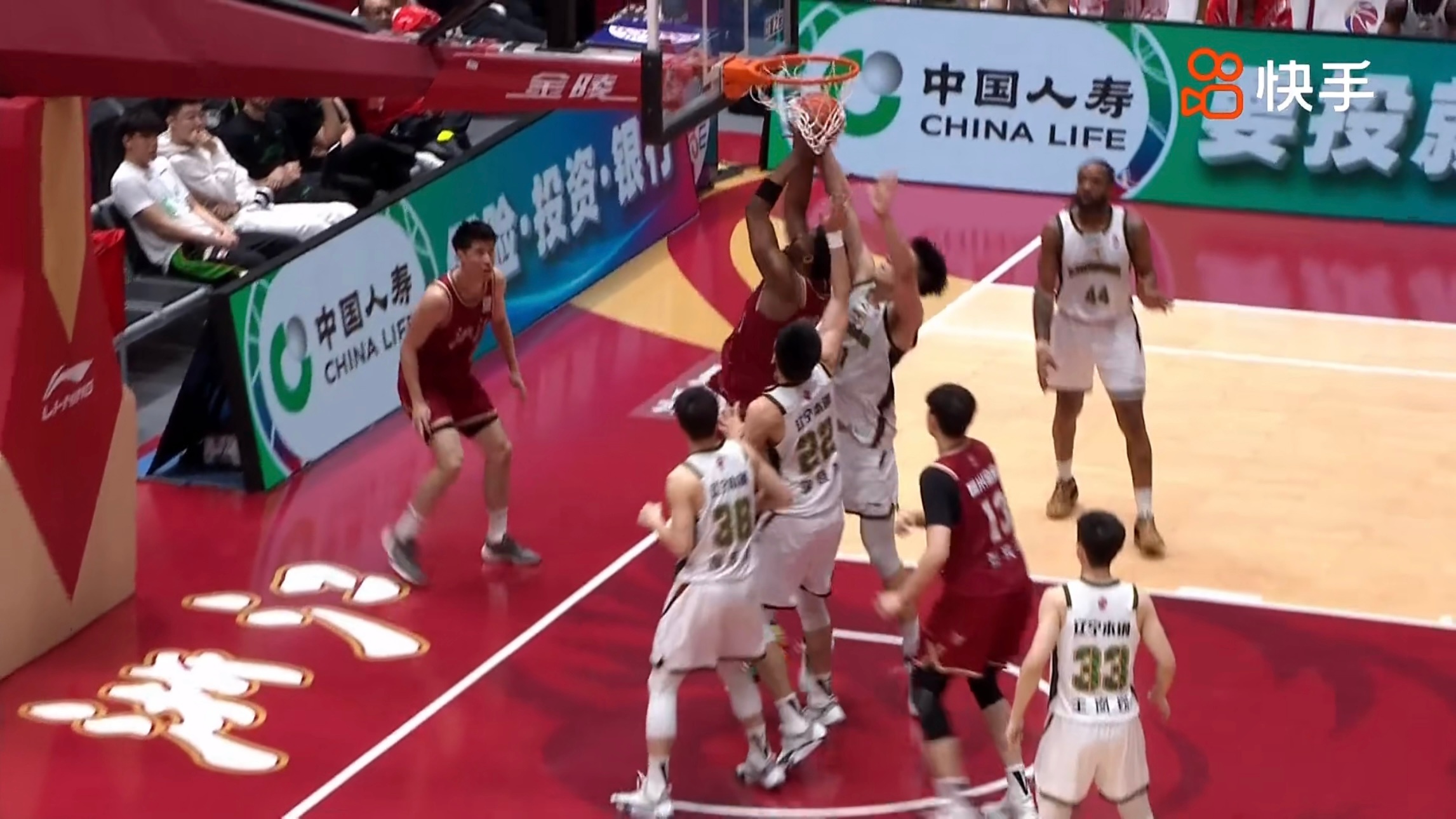 张陈治锋这球哪有犯规动作？施压就给两罚。浙江男篮vs辽宁男篮