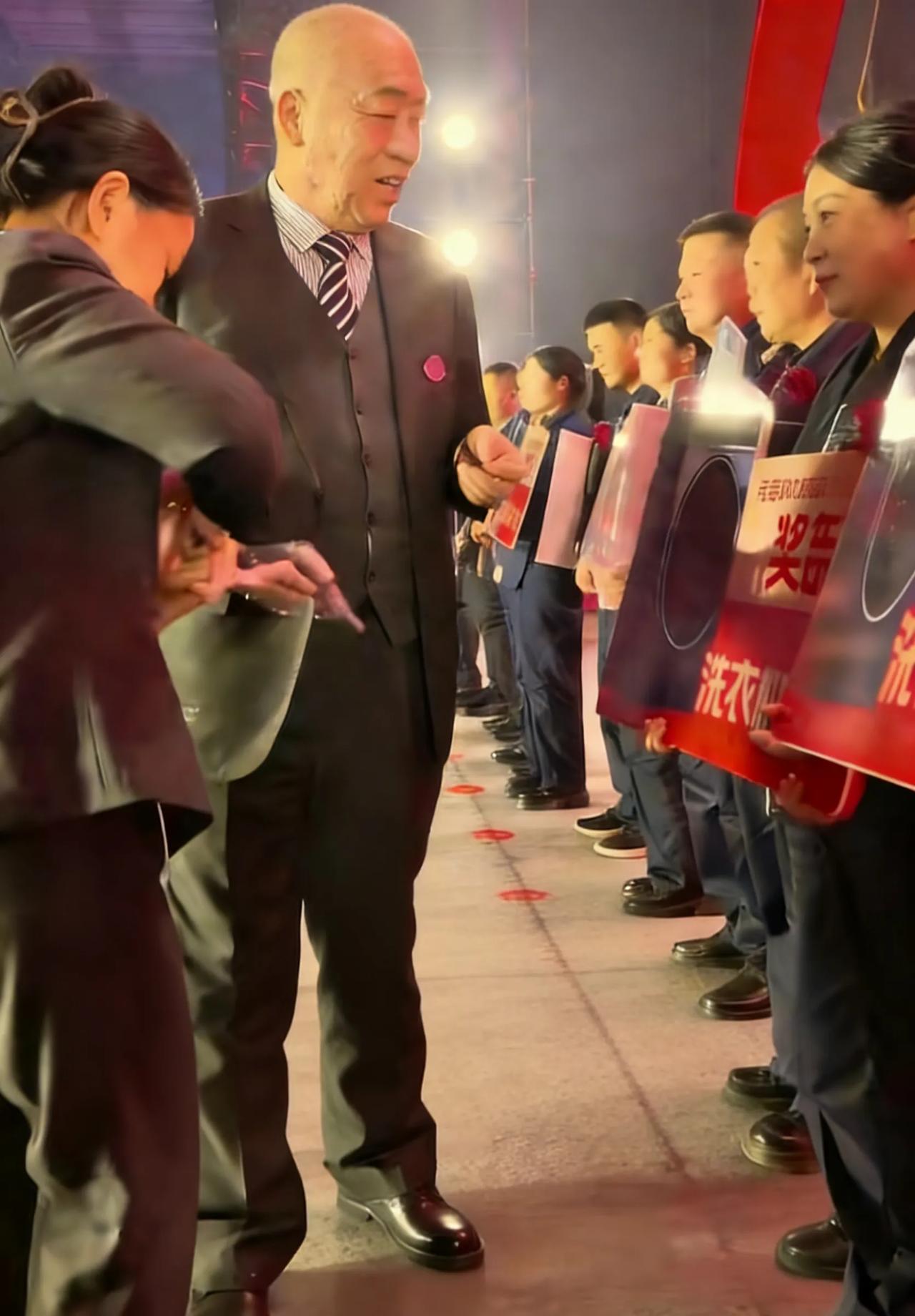 崔培军将洗衣机奖励改为每人2万现金？他是如何考量的？
 2026年2月13日，河