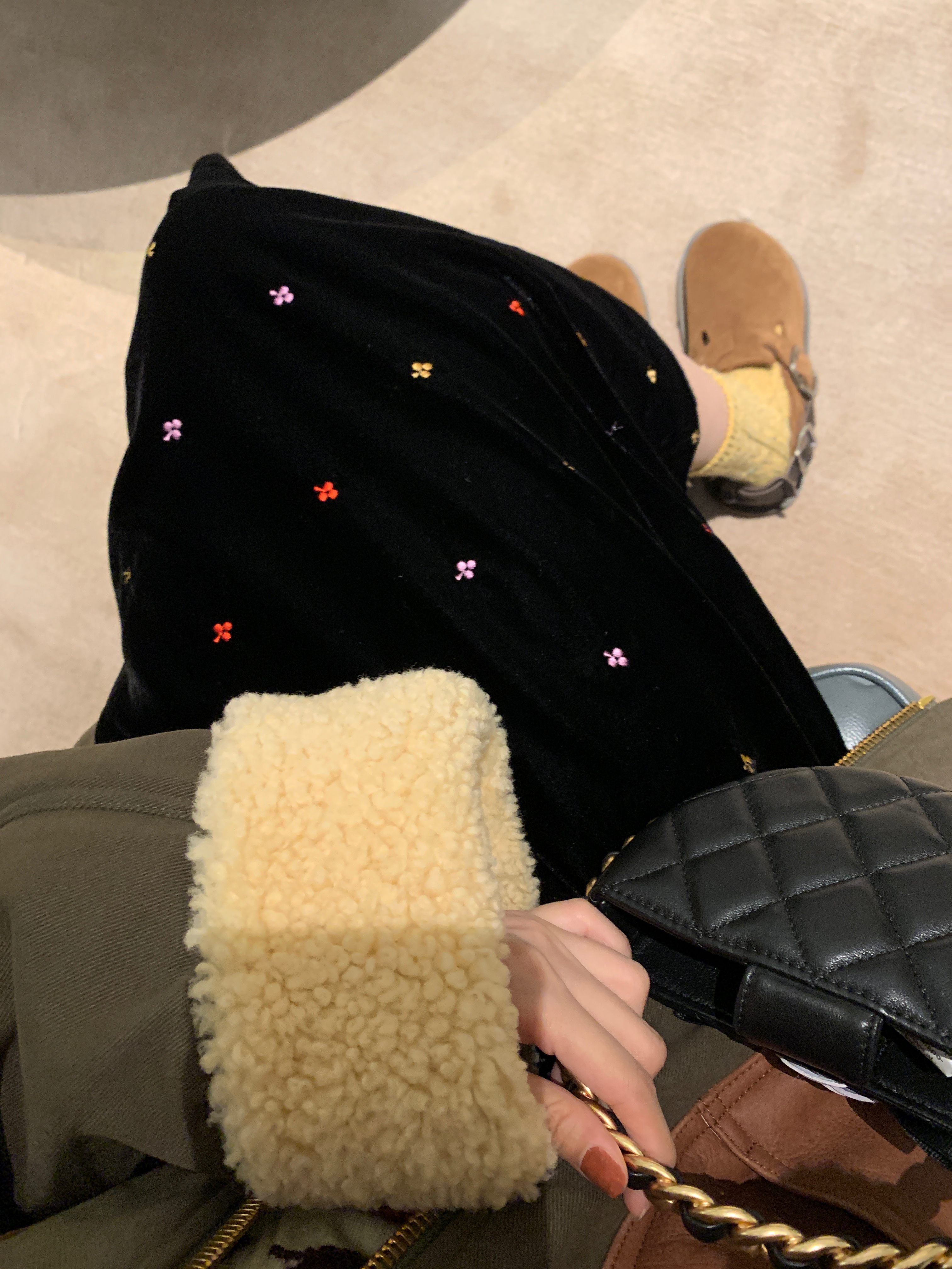 很少见到复古独特的皮毛一体 这件狠狠爱住了西班牙进口美丽诺羊毛 很重磅拼接工艺 