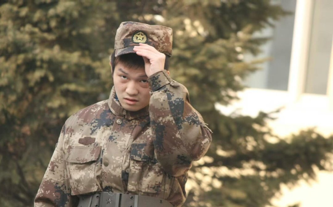 青春、迷彩、樊振东。 迷彩裹雄姿，军魂铸骨肌。 目光凝锐志，步履踏雄威。 赛场风