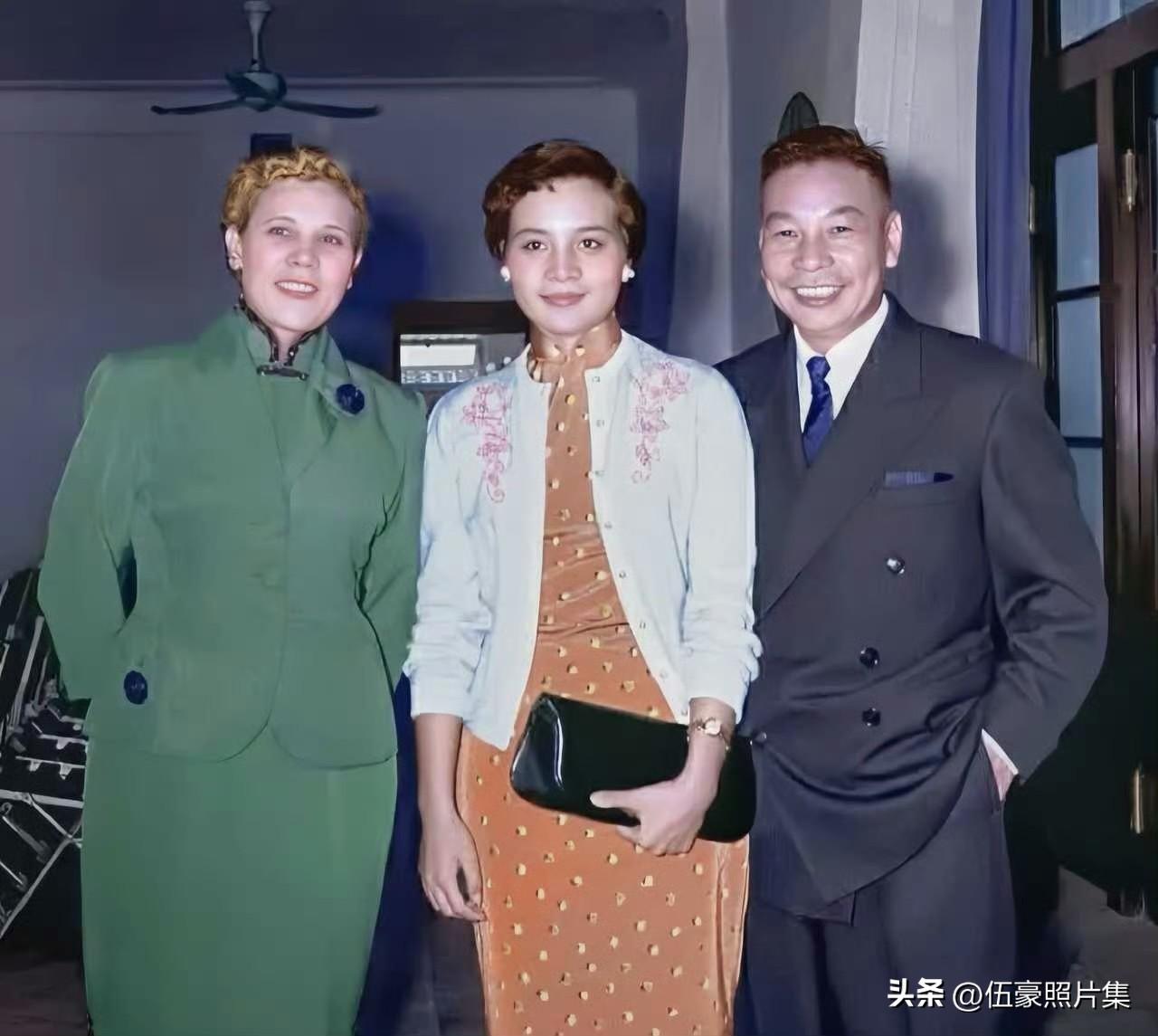1955年，蒋经国和妻子蒋方良与女儿蒋孝章在三军托儿所内合影。蒋孝章（1938年