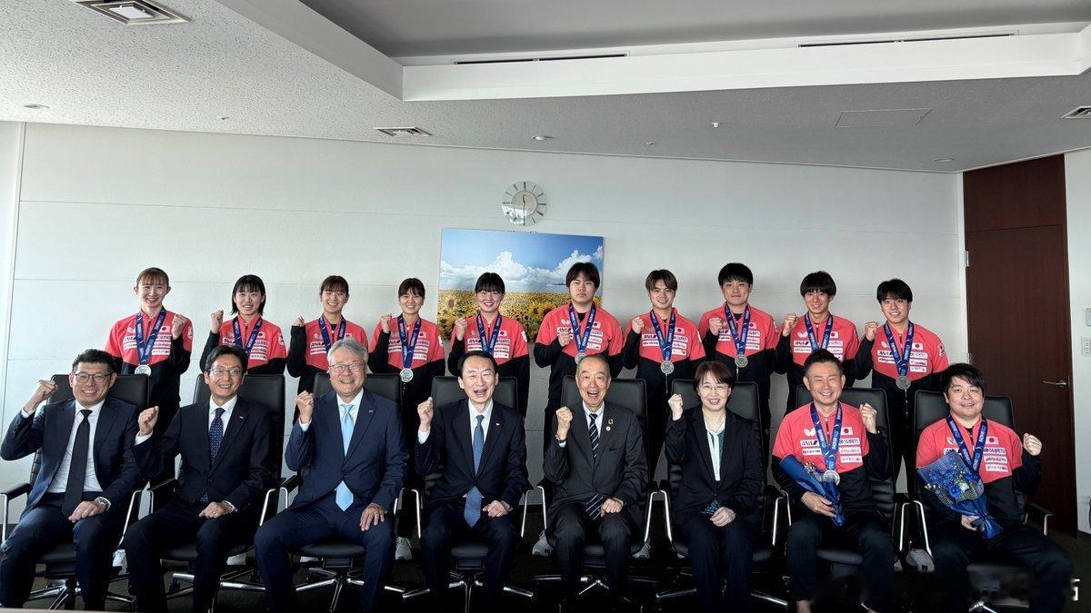 ITTF伦敦世乒赛2026张本智和 260513 日本队拜访赞助商全日空。“🏓