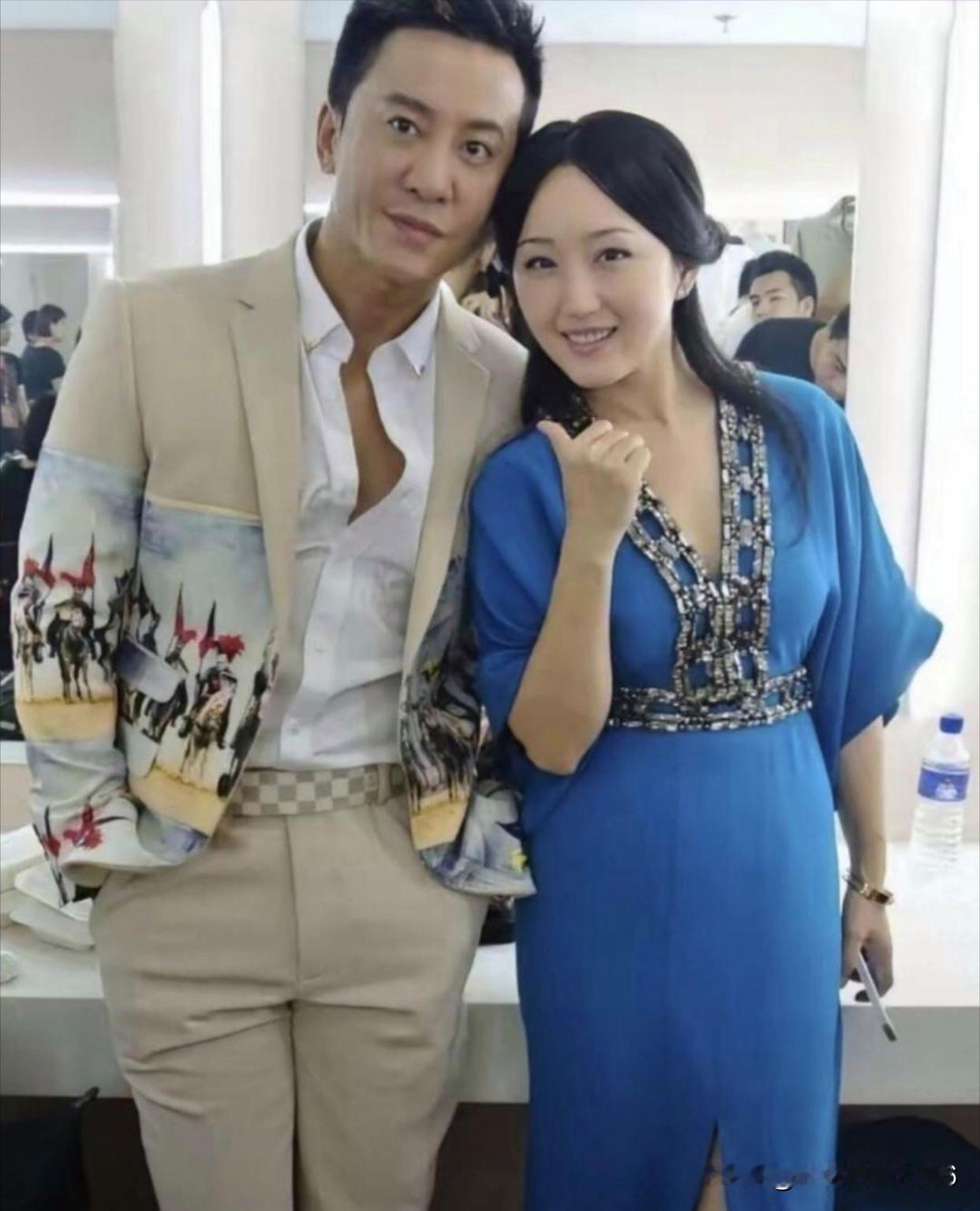 近日，一组毛宁与杨钰莹的最新合照在网络曝光，这对九十年代红极一时的“金童玉女”在