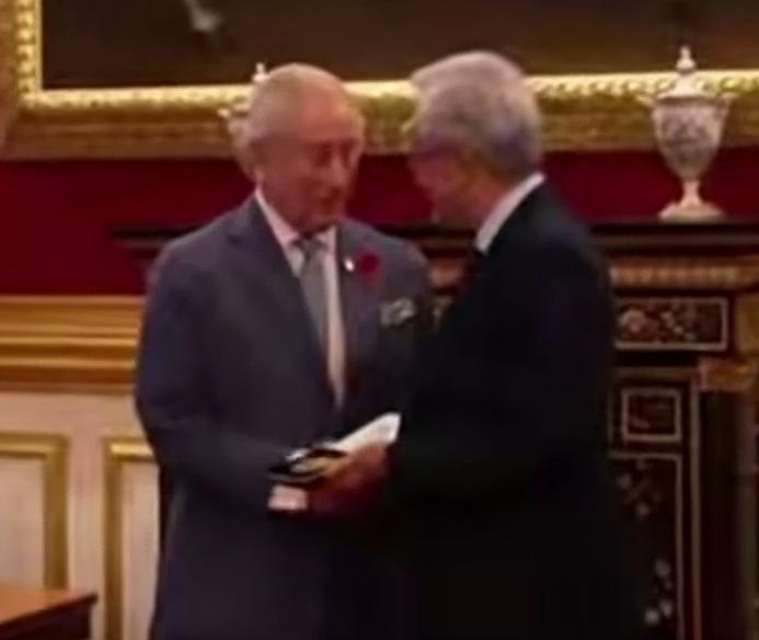 英伟达创始人，获奖了

英国国王查尔斯三世，向英伟达创始人黄仁勋颁发2025年伊