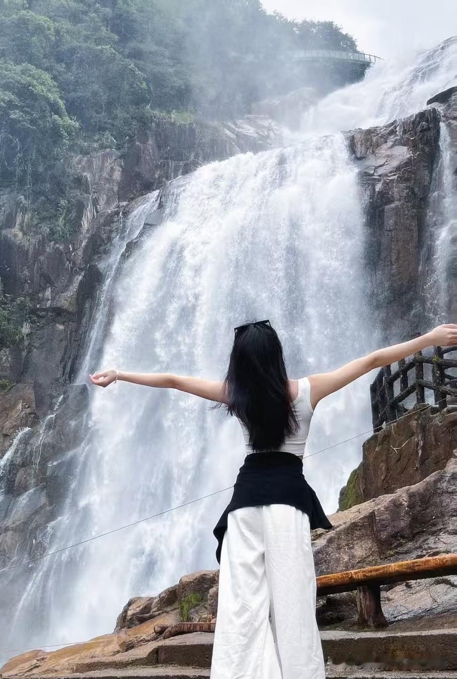 近日，我朋友的一位26岁的女学生很是苦恼，父母不同意她的爱情，她不知选亲情还是爱