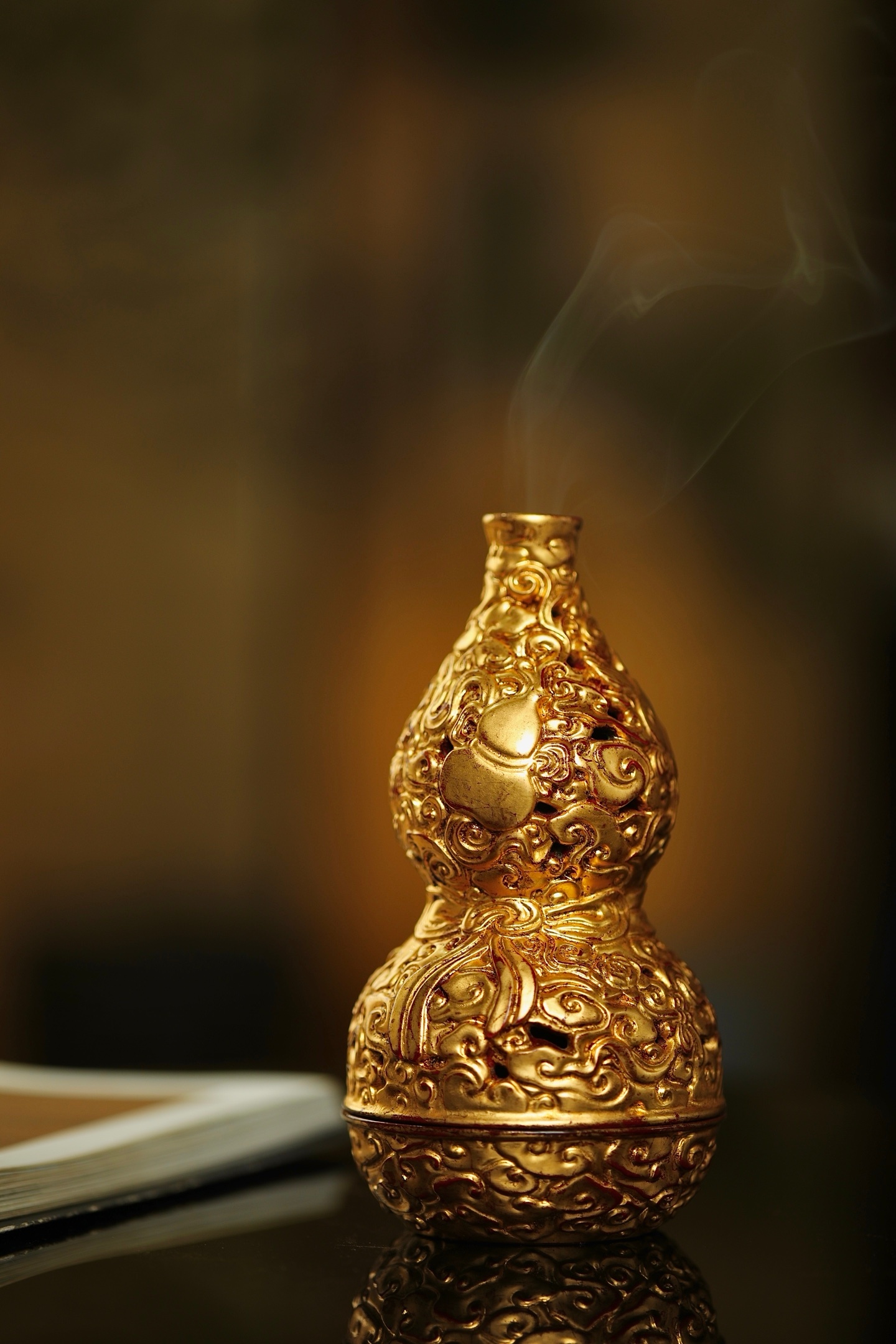 髹金 | 八宝葫芦香炉通体髹金裹身，葫芦形制藏“福禄”之喻；满工z雕刻缠枝八宝，