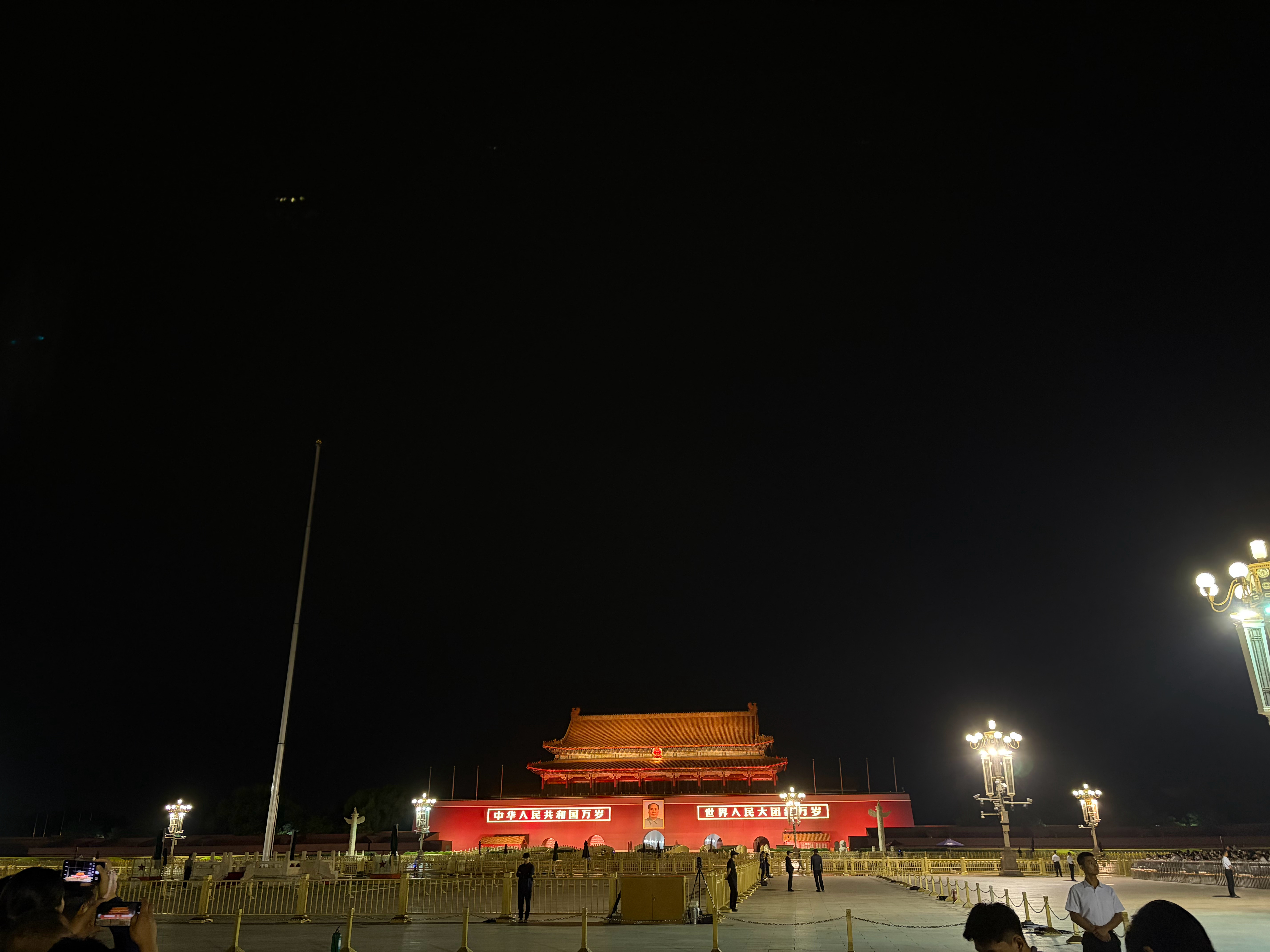 凌晨排队等候，只为赴一场天安门升旗之约。 