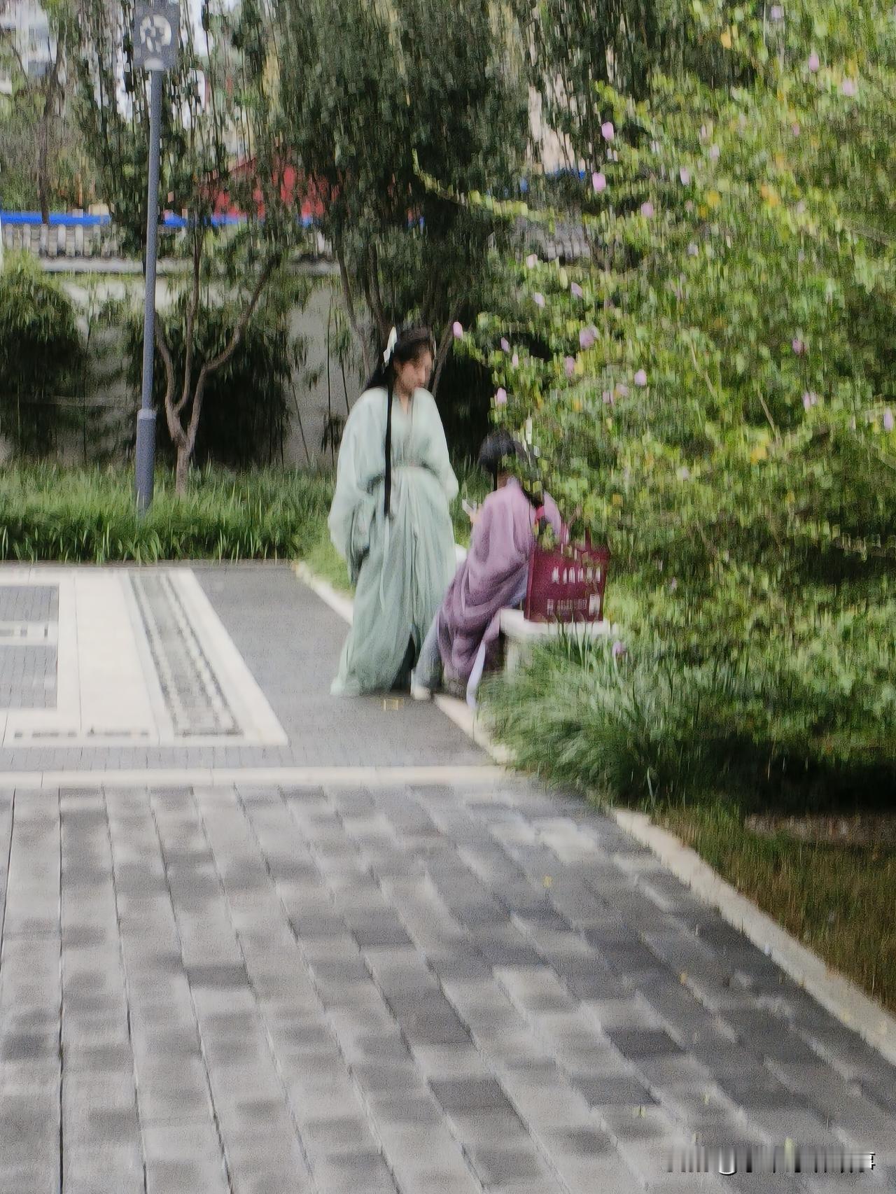 秋日生活打卡季 穿越时空的邂逅：古风女子与现代街景的邂逅