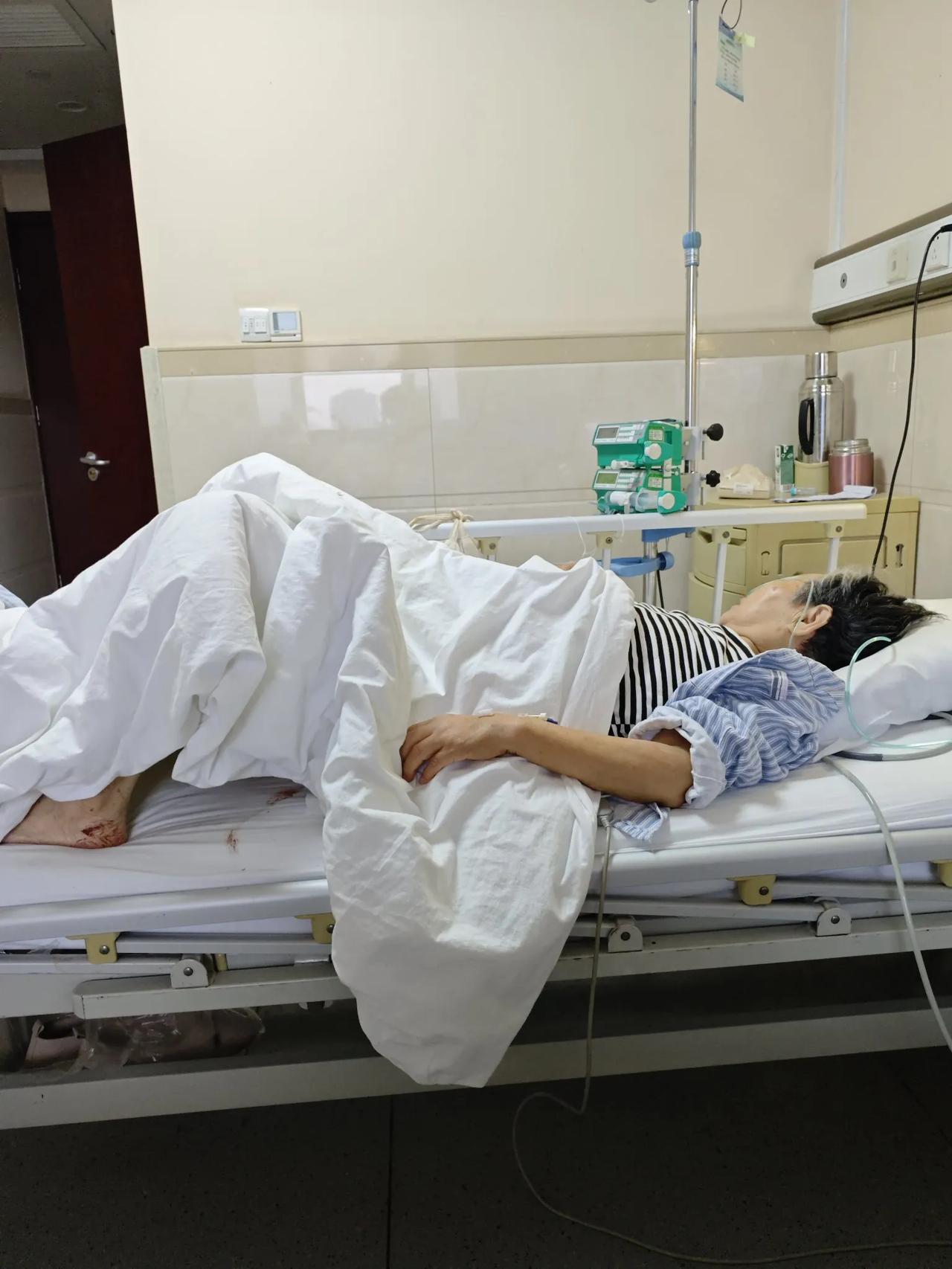 我妈住院，情况有点严重。
刚住进来的时候呢，只做了个心脏搭桥，手术不大，每天都有