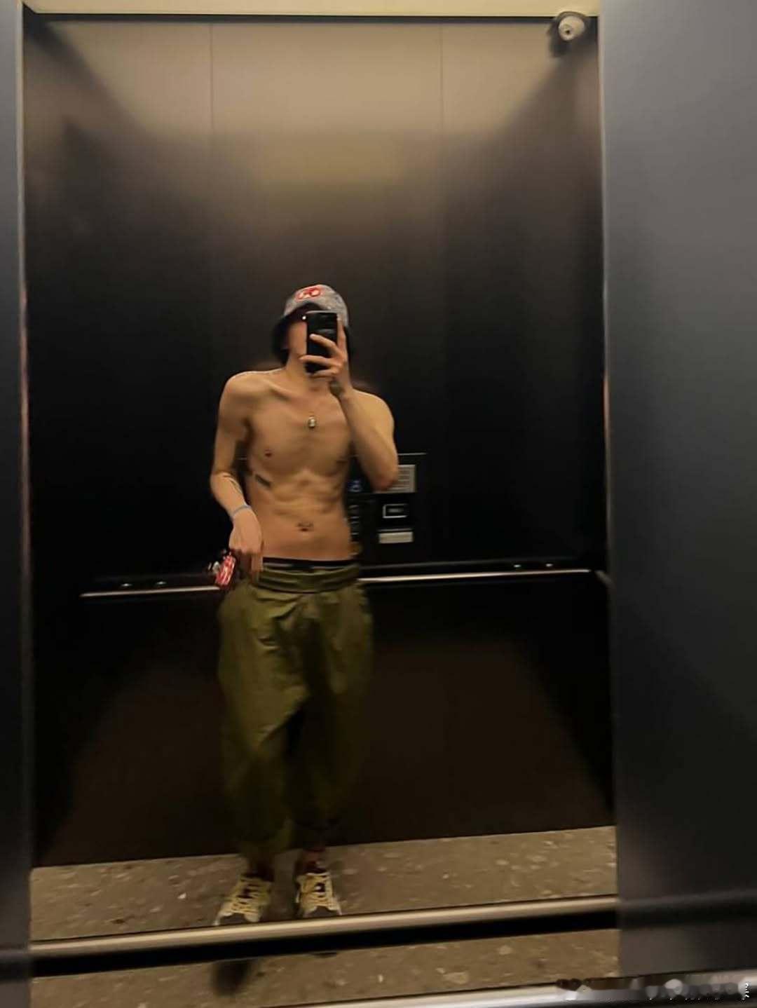权志龙秀腹肌权志龙ins晒照秀肌肉，哥你别是使劲凹腹肌吧。权志龙晒肌肉照 ​​​