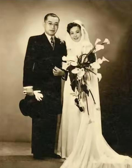 1933年，37岁的美术大家刘海粟，结束和发妻张韵士二十年的婚姻，迎娶19岁的女