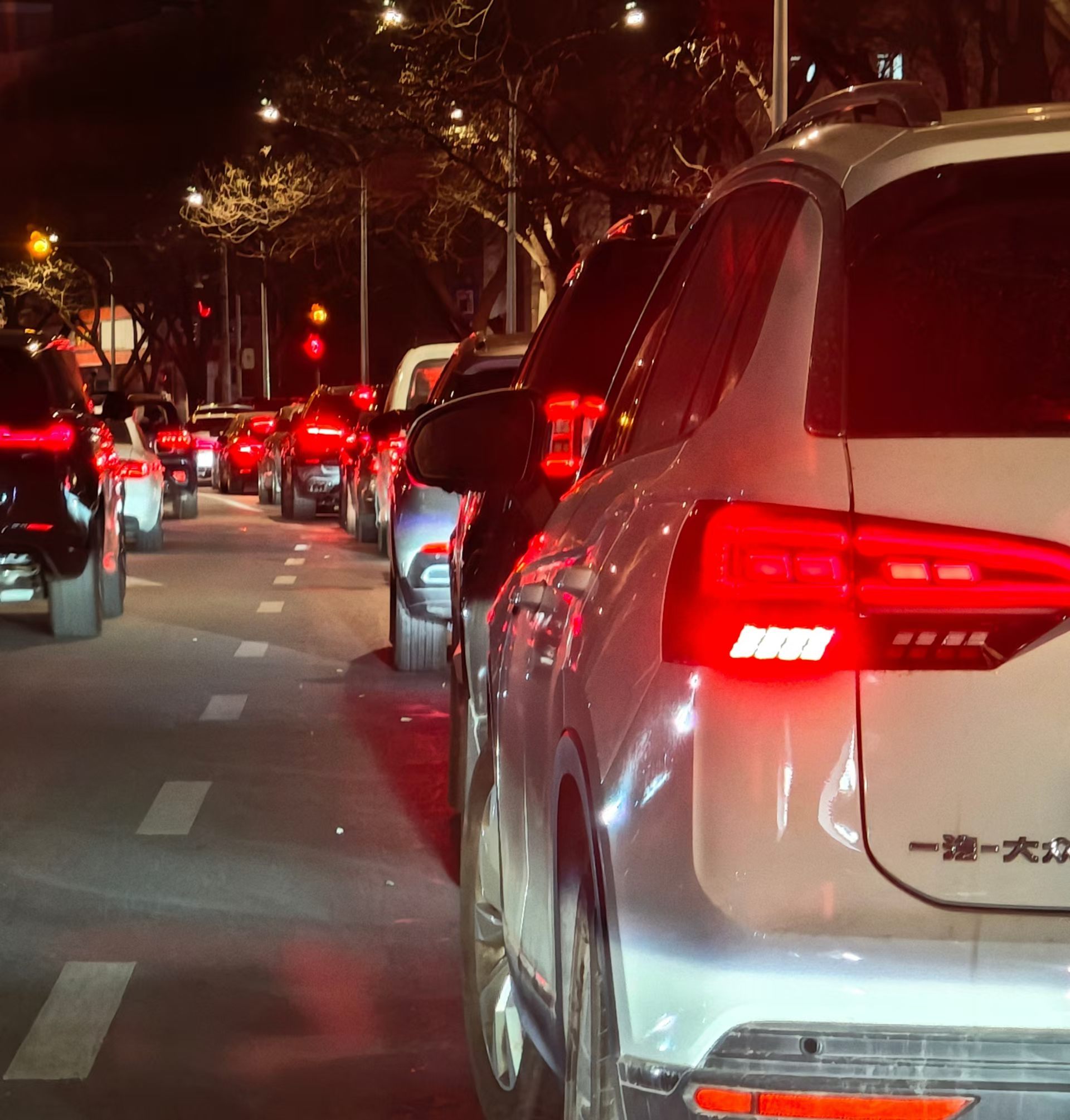 矮油！排队加油的车，屁股红成了一条龙美以欺负人，阿郎的故事影响不浅呐！ 