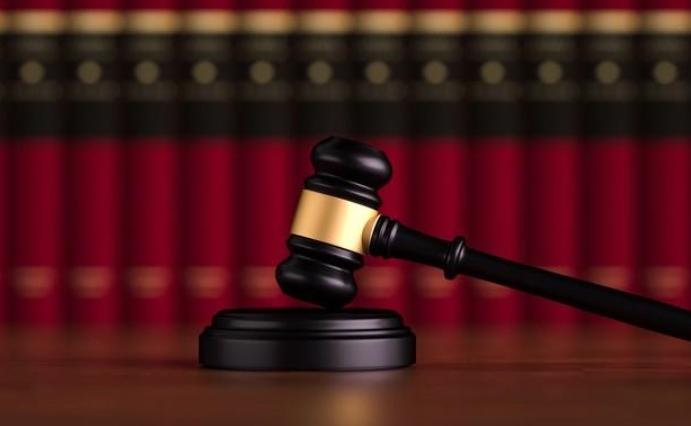 男子窃听后疑妻有婚外情欲查手机被拒，竟泼汽油引燃致其死亡，被判无期徒刑