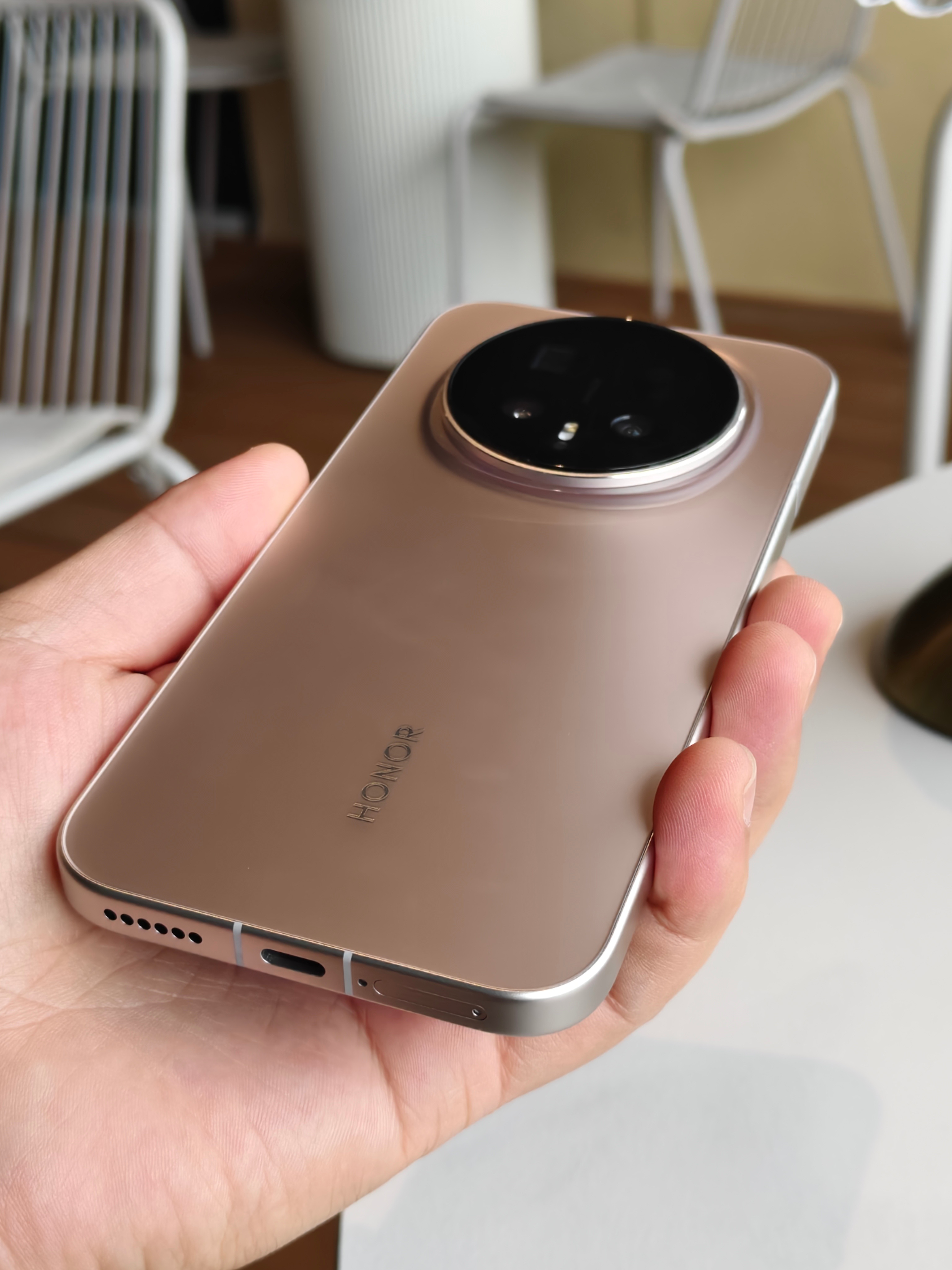 动图更能体现荣耀Magic8旭日金不一样的美，这个金色很微妙，在不同角度和光线下