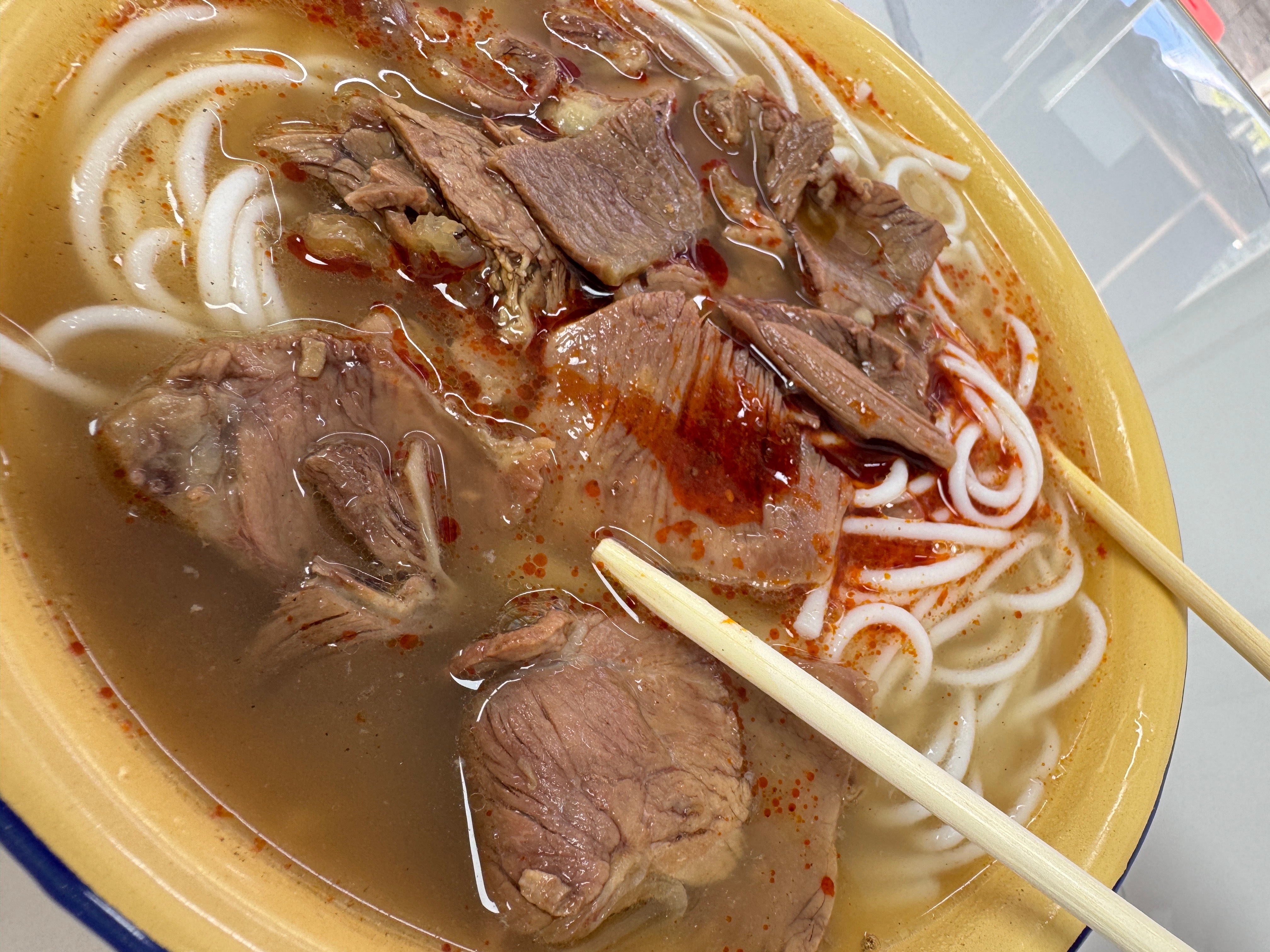 新开了一家牛肉粉店，中午过来尝尝味道！牛肉味重，汤汁饱满，细粉紧实，对得起16元