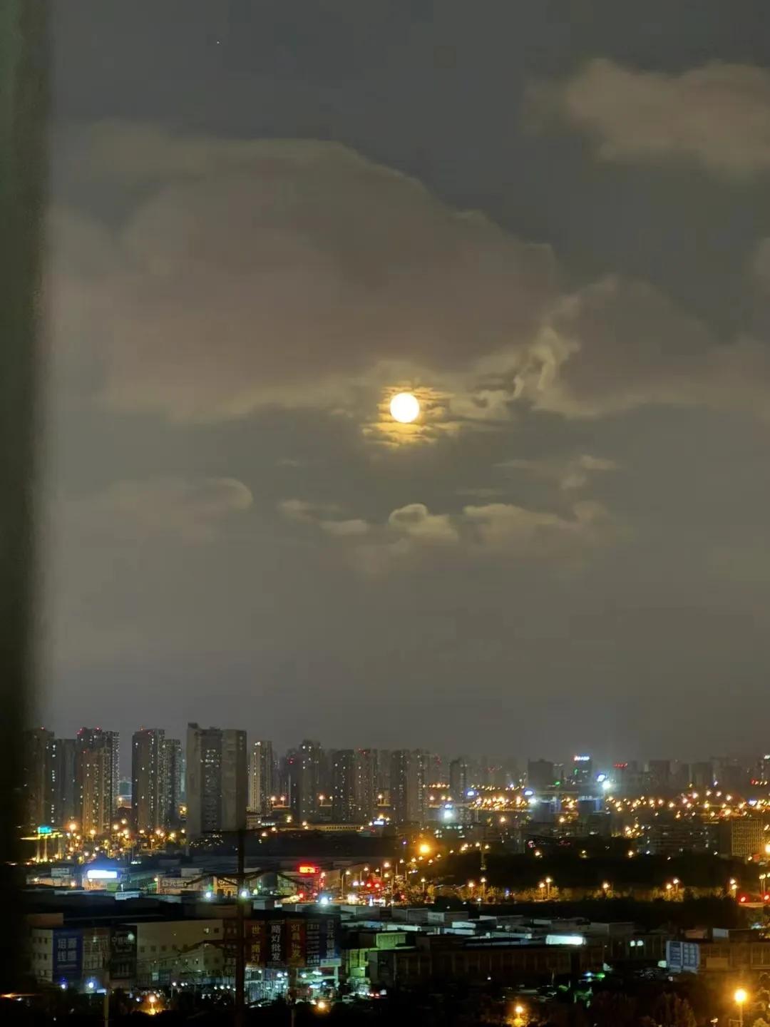 潜山的月亮
甲辰龙九月十六，即2024年10月18日，潜山城乡月亮景色图！