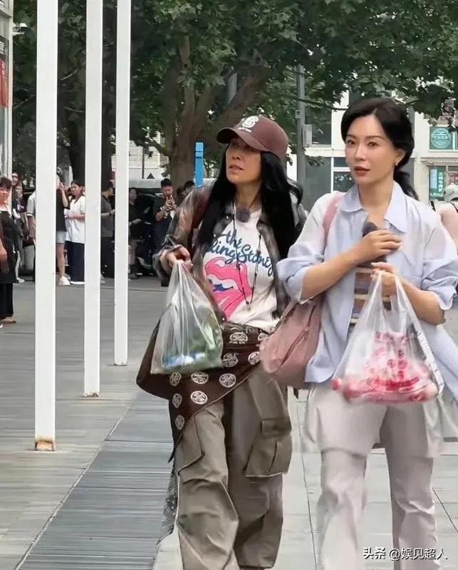 偶遇那英和陈数一起买菜，这画面冲击力太大了！那英一身混搭风简直绝了，三层衬衫套着