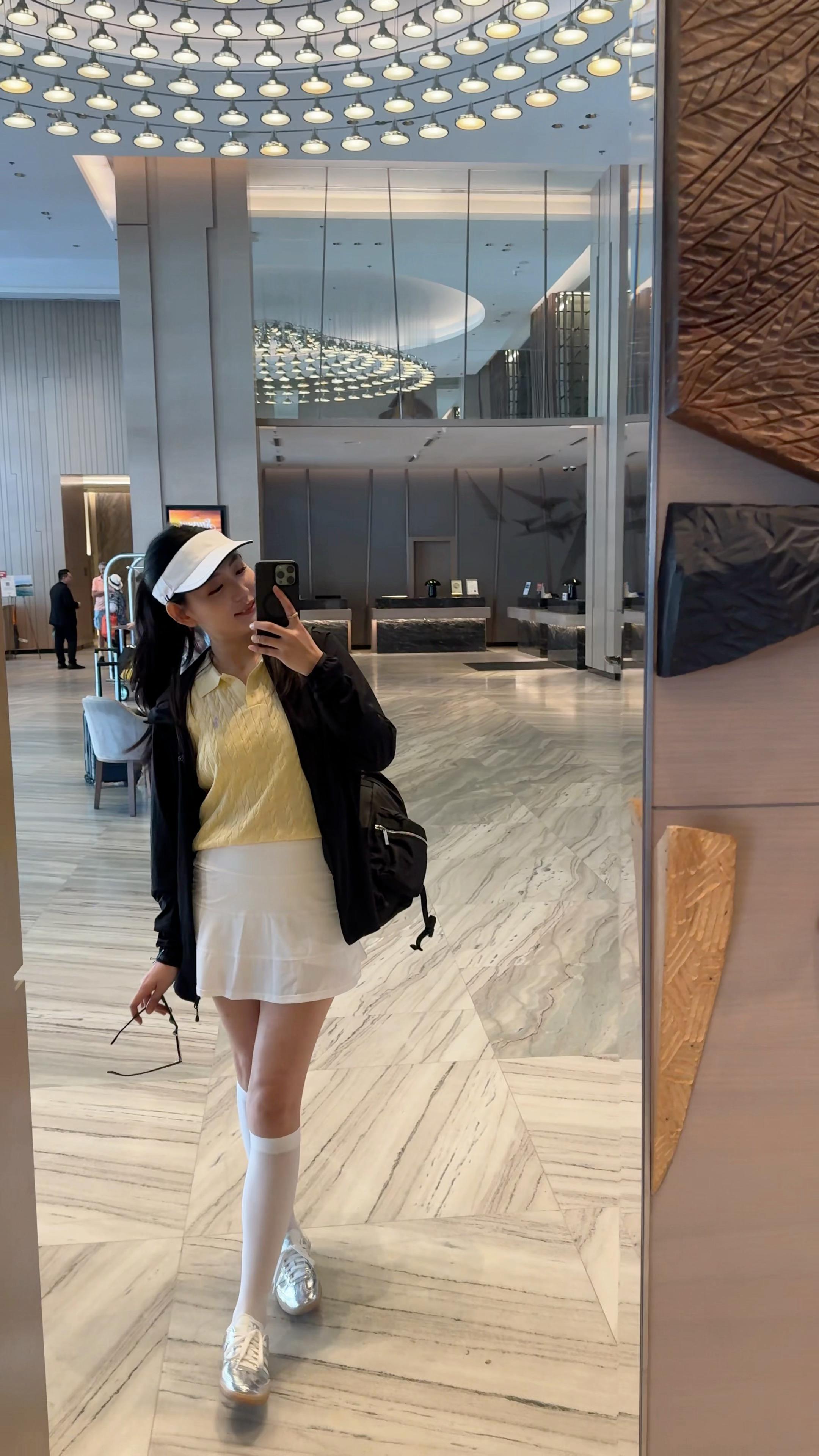 太爽啦，昨天十二点入睡，一睁眼中午十二点了。本来想着闭关两天打死不出门，没想到已