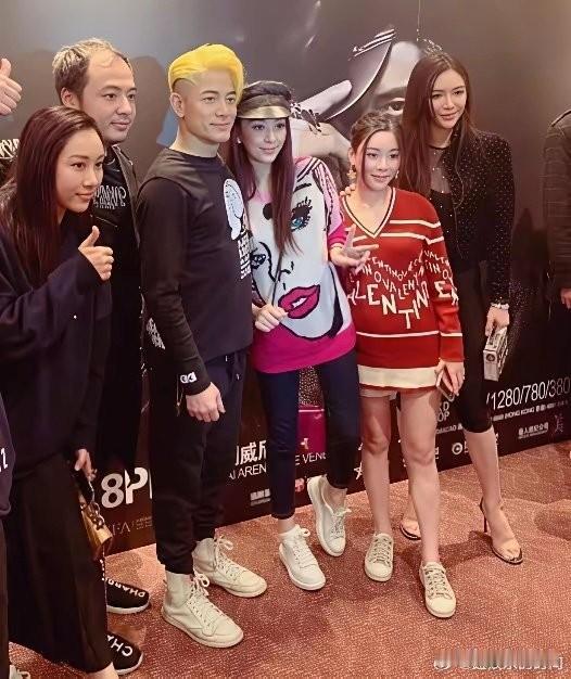 方媛的身高本来就不算高，可跟蔡天凤站一块儿，蔡天凤还要更矮些，往人堆里一站，她绝