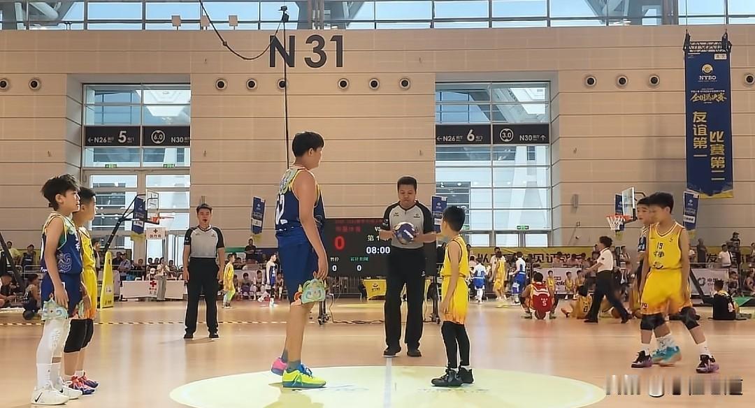 9岁小学生身高1米85打篮球，如果这不是老天爷追着赏饭吃什么又是呢？不夸张的说长