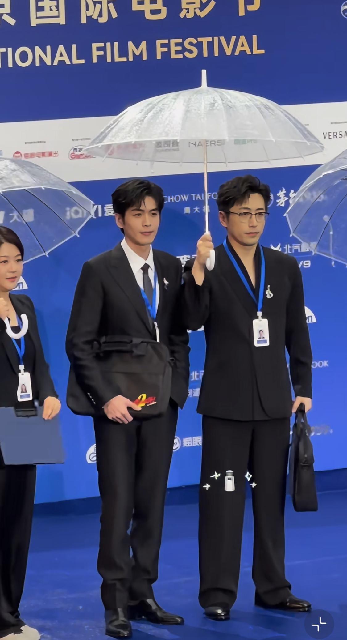 人的职业和光环真的很重要，一想到张若昀和白客是上班族，首先考虑的不是帅不帅，而是