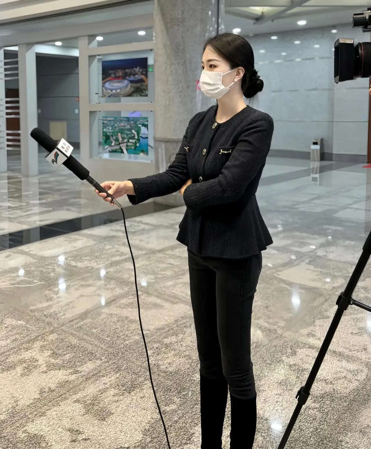 有气质的美女记者，背着LV包包美女，一看就很爱慕虚荣
