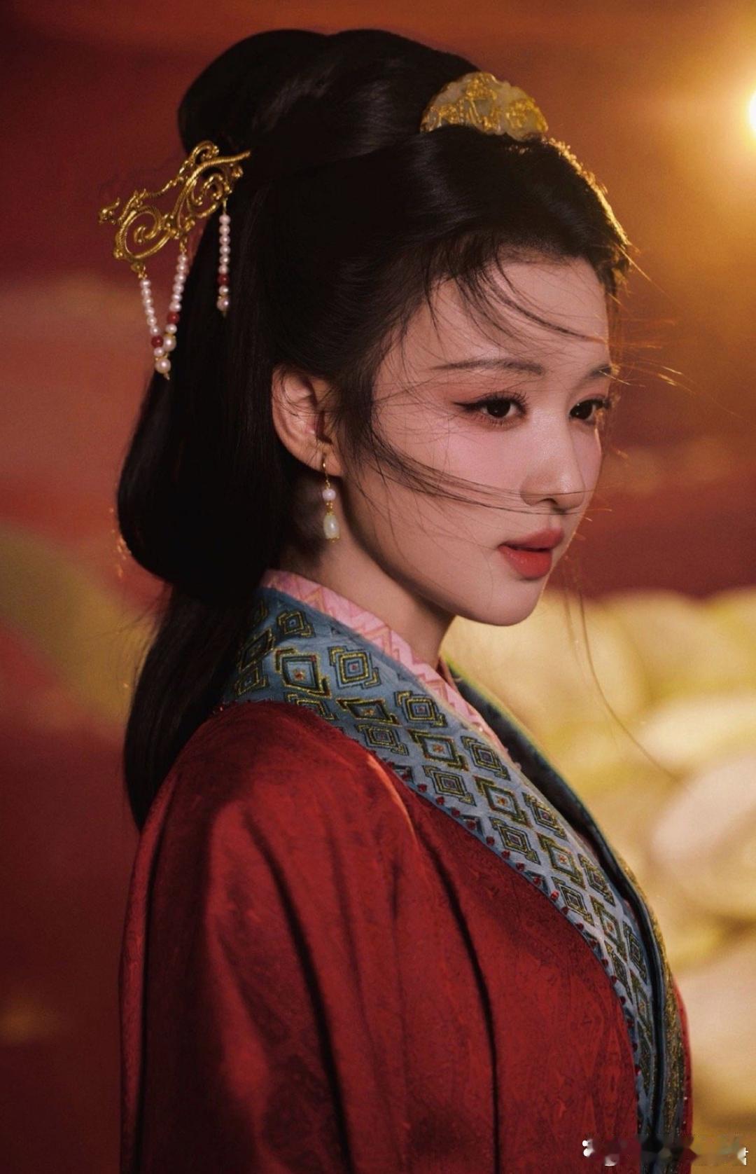 王楚然一脸懵不像演的春晚拍出了王楚然人生镜头！真的好美，一出来弹幕全是夸的。完全