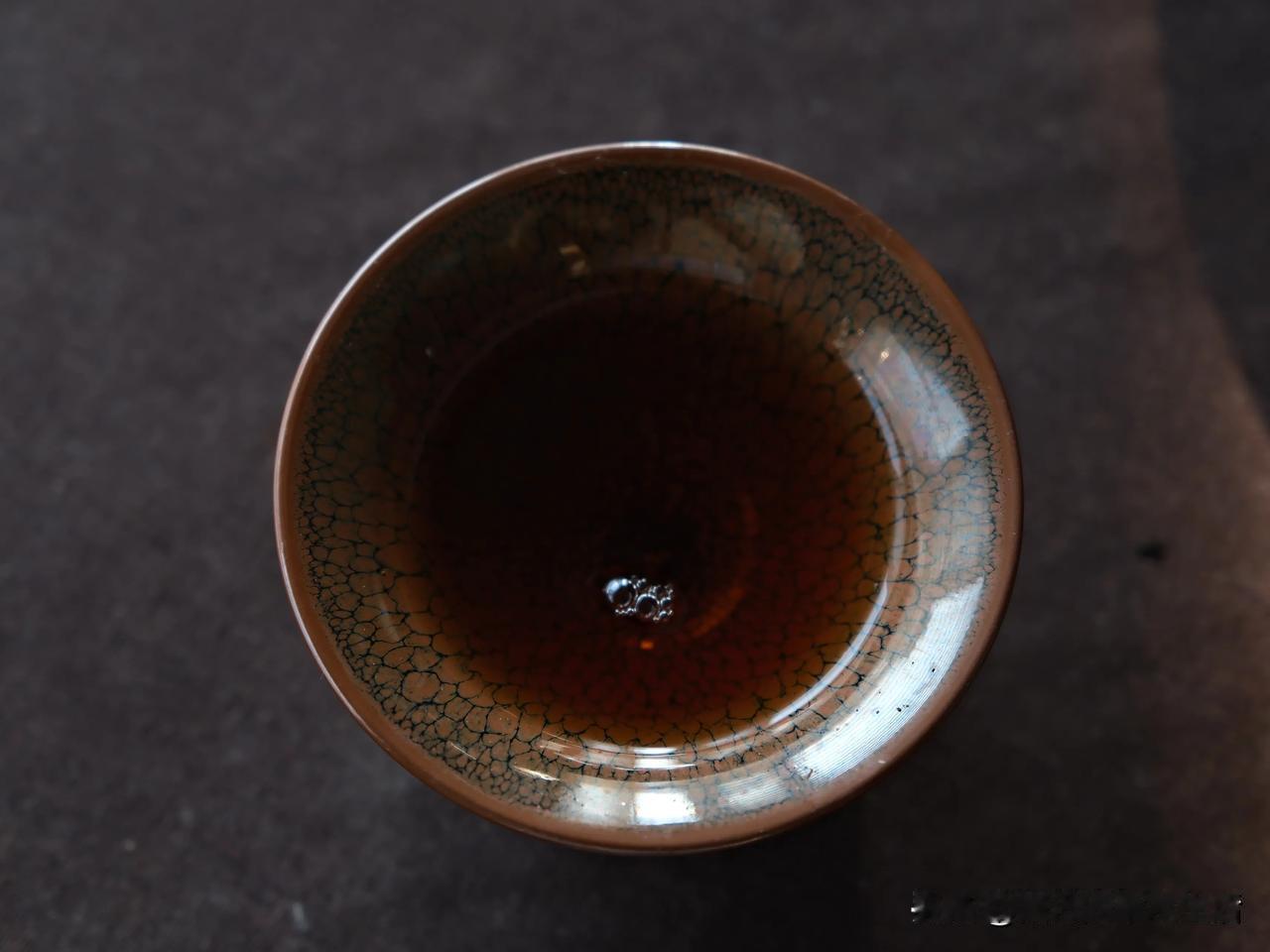 #建盏为什么不适合当品茶茶具#
谁说的？建盏怎么不适合当品茶茶具呢？是贵重到舍不