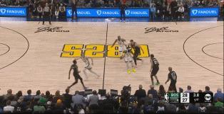 NBA赛场镜头：
   约基奇和穆雷兄弟俩，一人来一个单节压哨球，手感超级柔和！